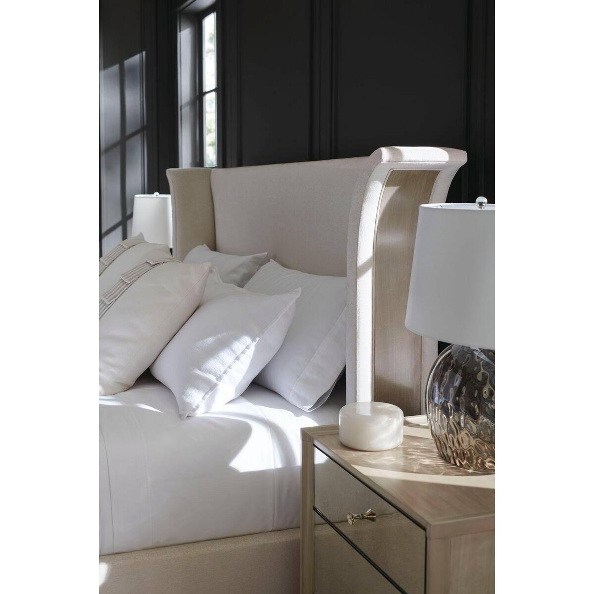 Flared Modernes gepolstertes Bett – Queen (Stoff) im Angebot