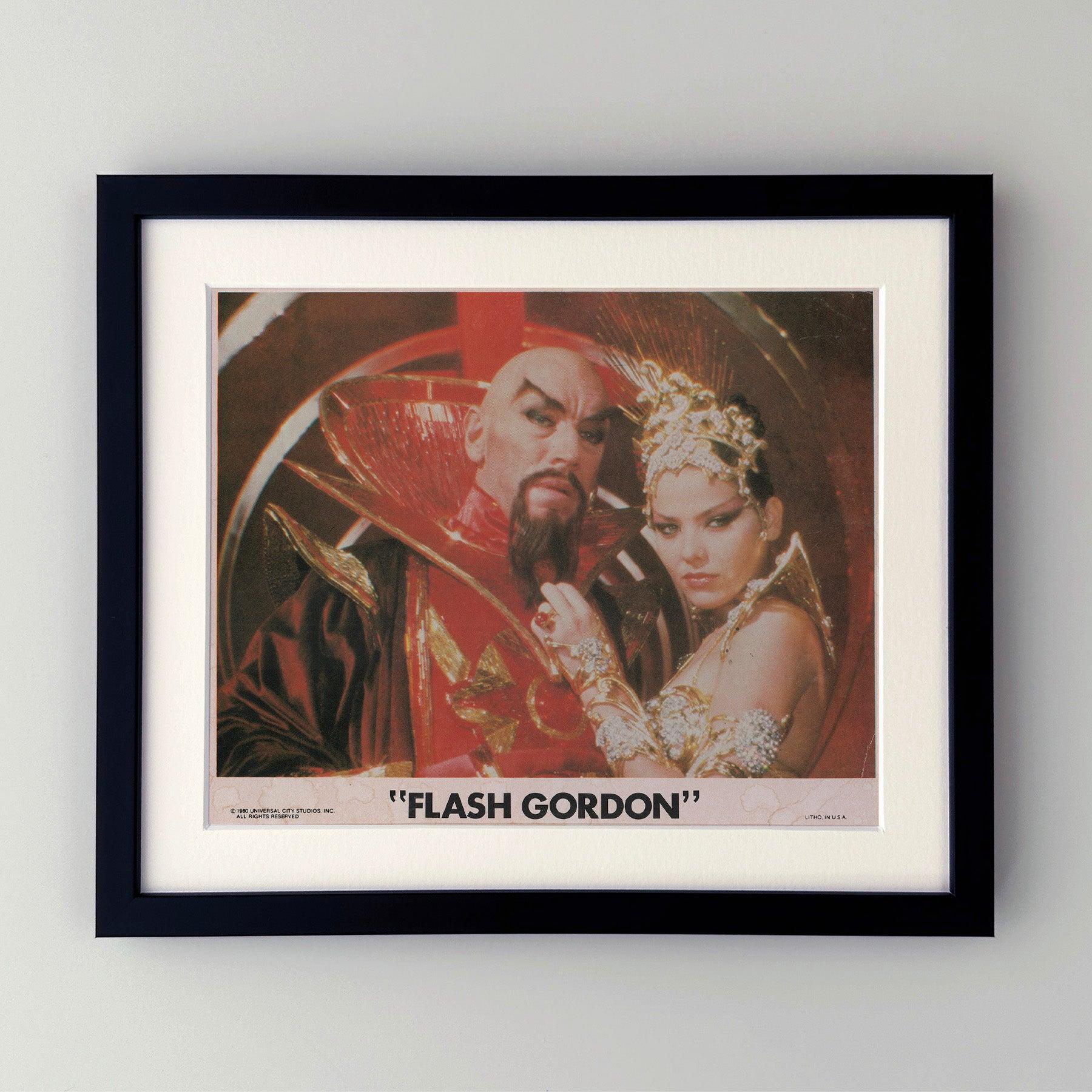 Original 8x10 Zoll Lobby-Karte für Flash Gordon (1980) mit Sam J. Jones, Melody Anderson und Max von Sydow in den Hauptrollen und unter der Regie von Mike Hodges.

Werbefotos (Film/Produktion) wurden erstellt, um die Studios bei der Werbung für ihre