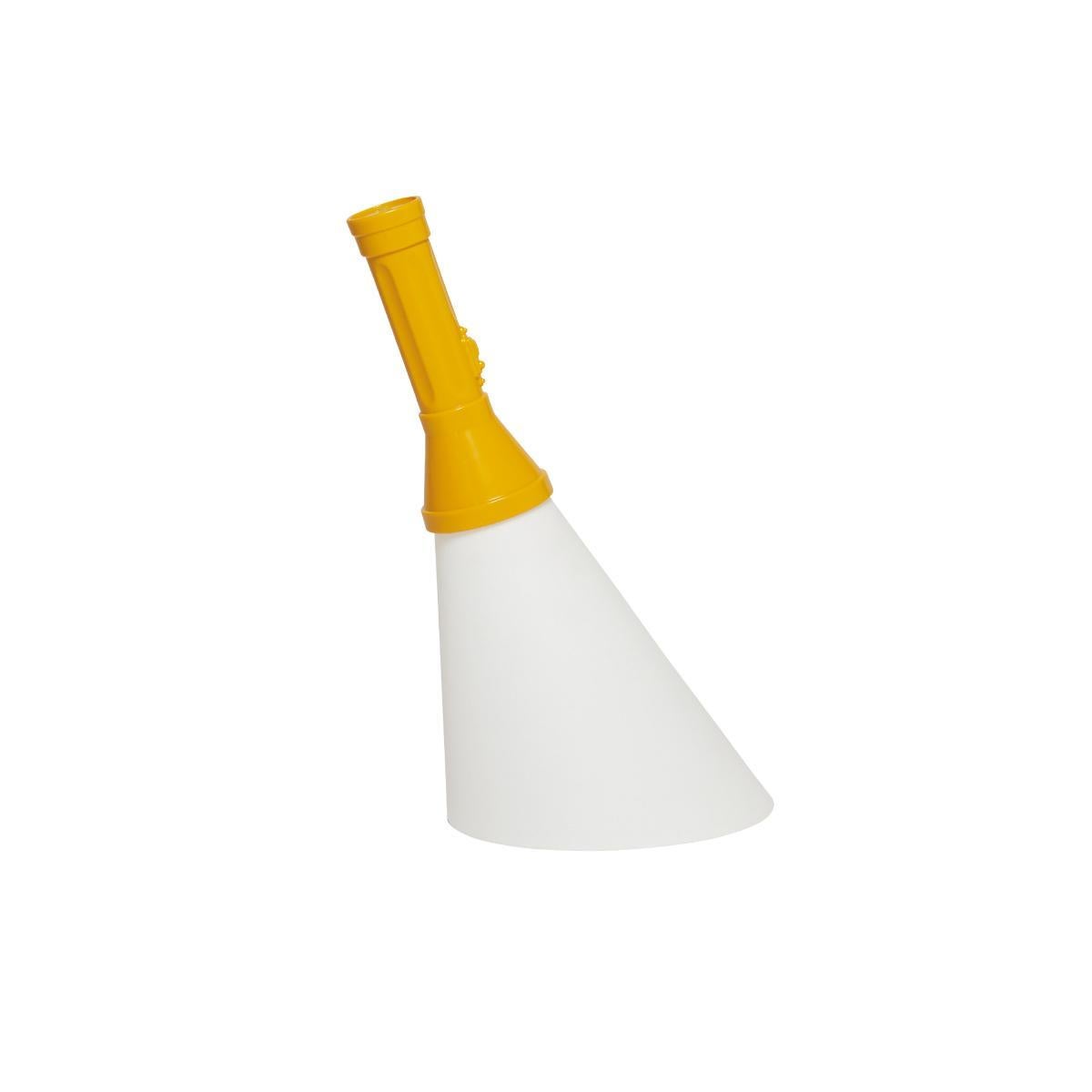 Flash est une lampe en forme de lampe de poche, conçue par Design-Light, dont la trace lumineuse est un symbole de vie, de progrès et de salut contre les ombres de notre vie. Sans fil, avec une batterie rechargeable et une lumière LED, il peut être