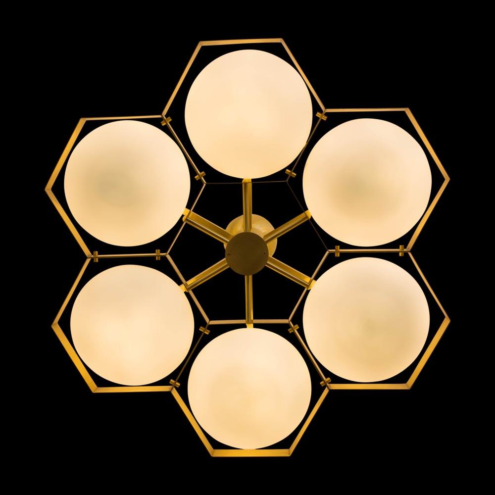 XXIe siècle et contemporain Plafonnier en laiton avec structure en laiton et verre blanc de Murano par Alberto Dona en vente