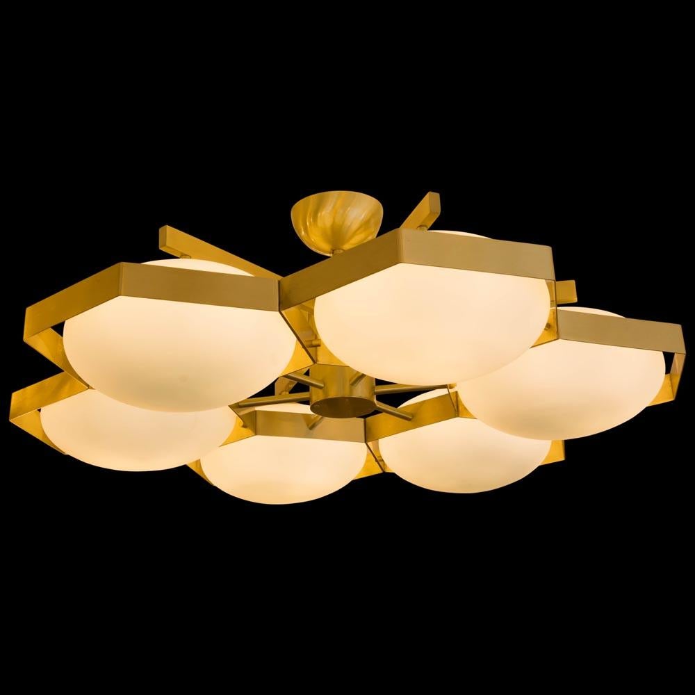 Laiton Plafonnier en laiton avec structure en laiton et verre blanc de Murano par Alberto Dona en vente