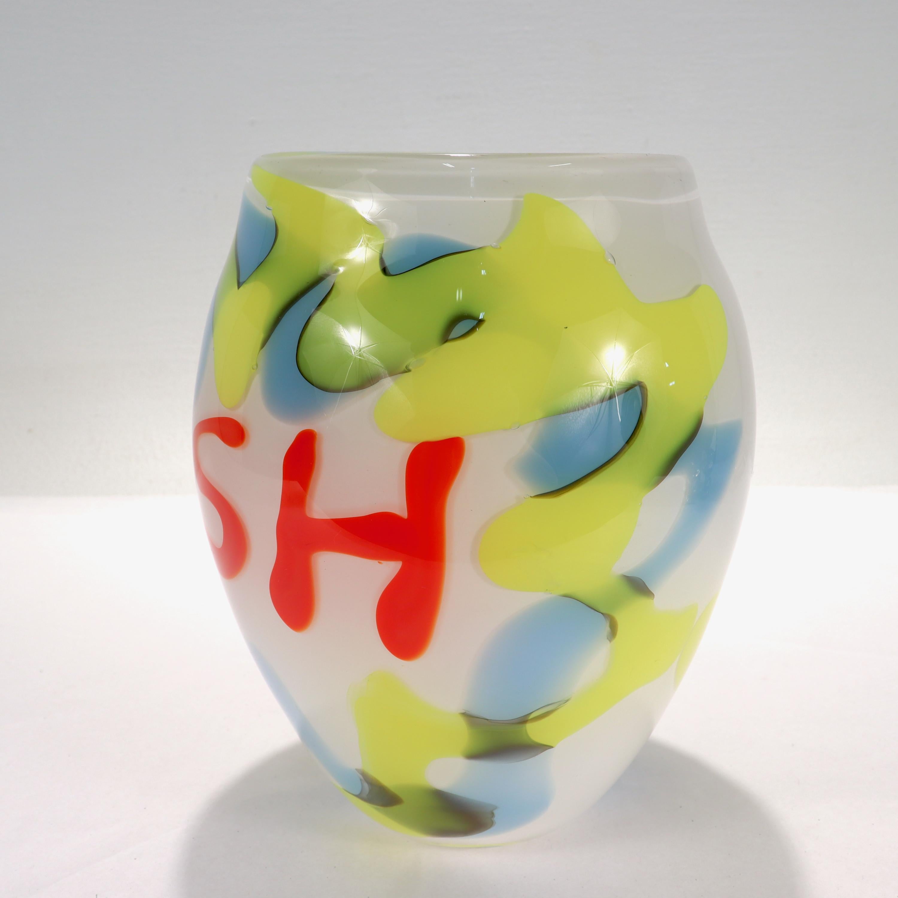 Inconnu Vase Pop-Art en verre d'art blanc, bleu, jaune et rouge « FLASH », 1999 en vente
