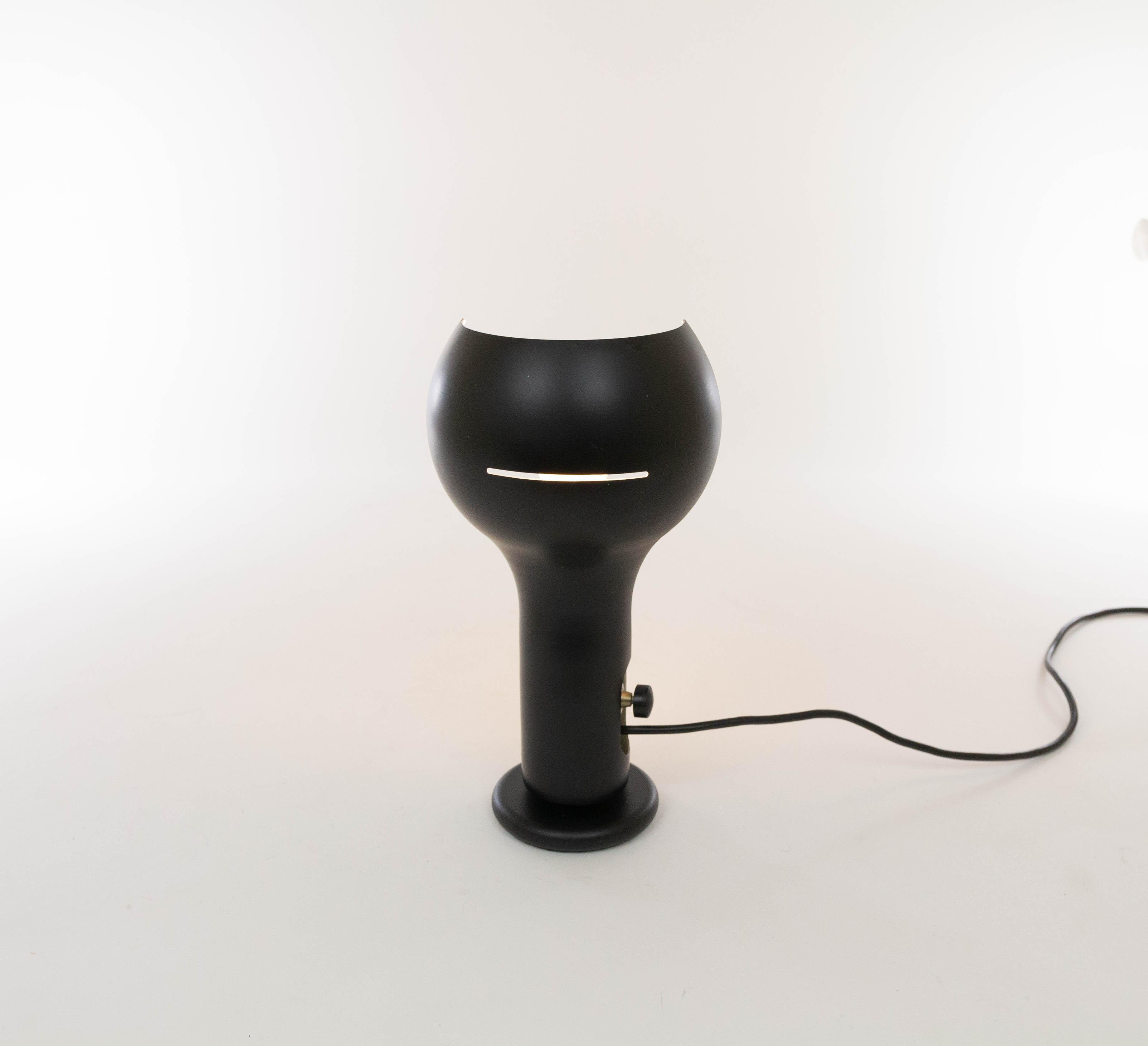 La lampe de table Flash modèle 2207 conçue par Joe Colombo pour O-Luce reflète l'esprit d'innovation de son créateur.

Flash a été conçu comme un système d'éclairage bien pensé, composé d'une large gamme de lampes murales, de plafonniers, de