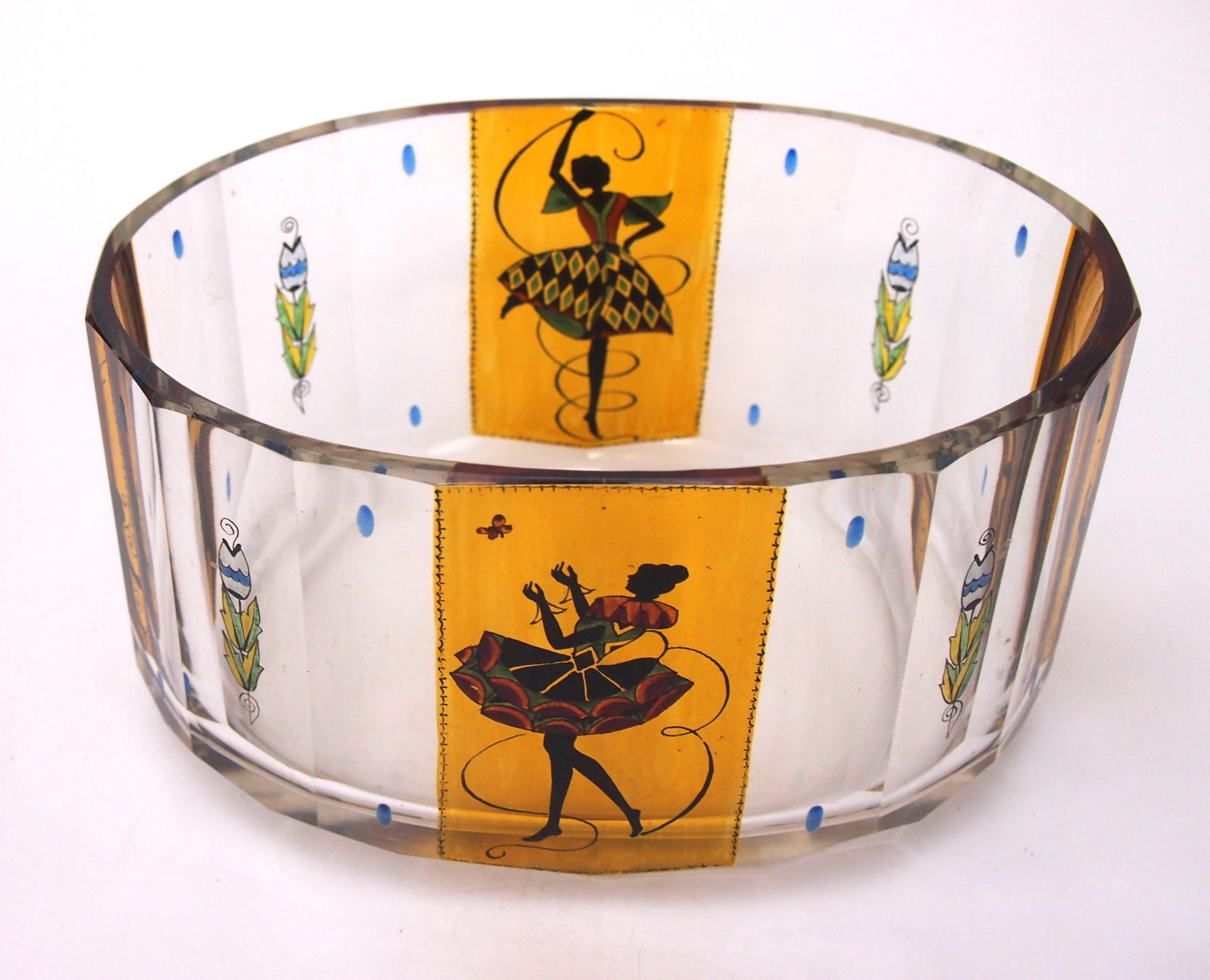 Une fabuleuse coupe basse en ambre de Haida, flasquée sur du transparent, représentant en alternance des panneaux ambrés et transparents à l'avant et à l'arrière, des danseuses de ballet au profil noir et des enfants dansant sur les côtés, avec des