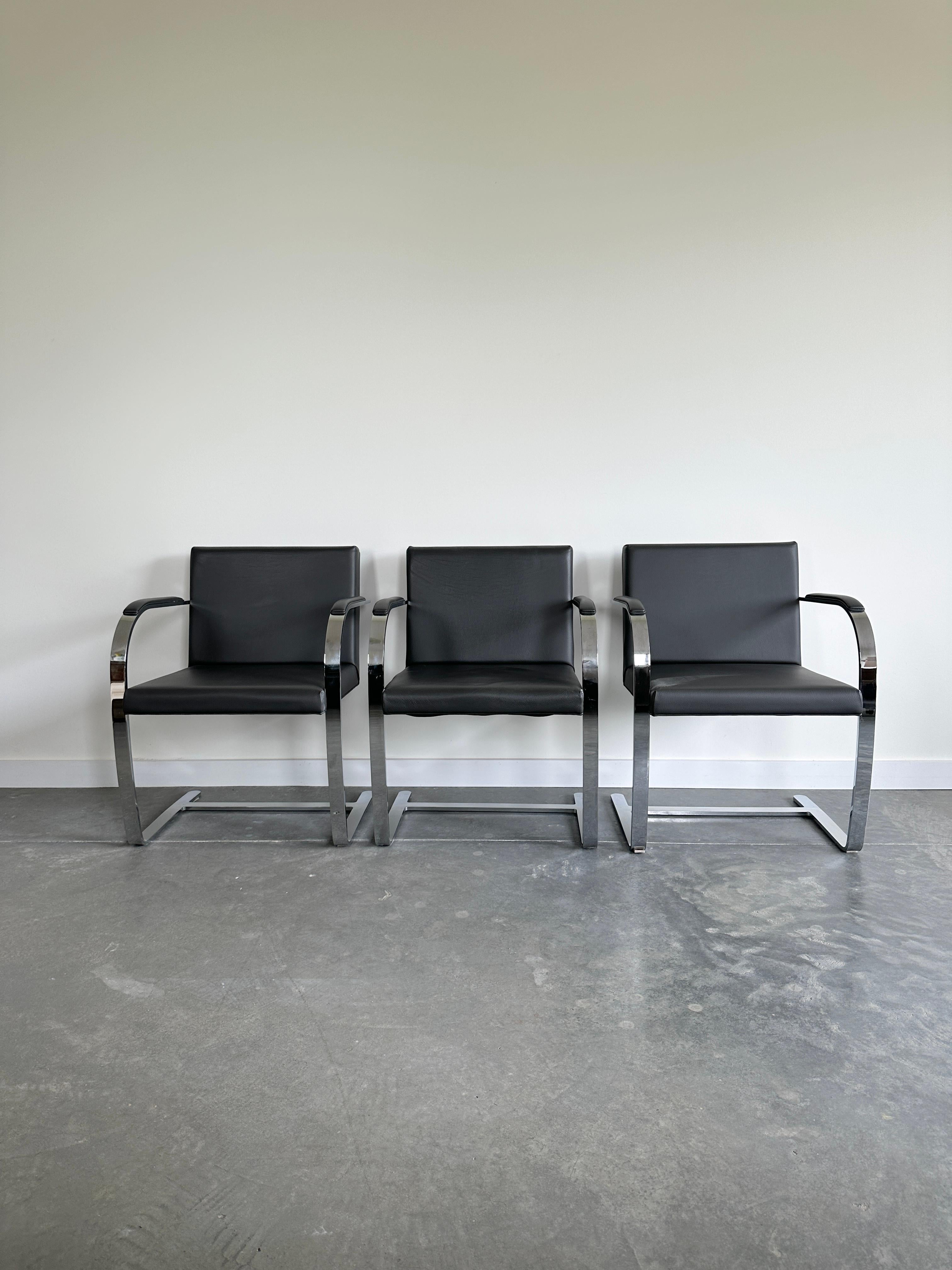 Der Stuhl Flat Bar Brno, Modell 255, ist ein bemerkenswertes Beispiel für modernes Design des berühmten Architekten Ludwig Mies van der Rohe. Er entwarf es 1930 für das Tugendhat-Haus in Brünn, Tschechische Republik, das zum UNESCO-Weltkulturerbe