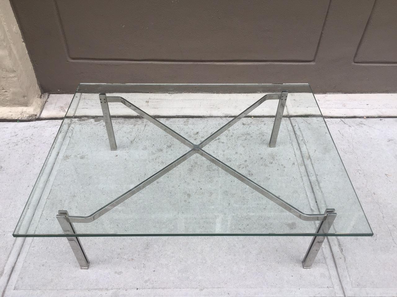 Table basse chromée à barre plate dans le style de Kjaerholm.