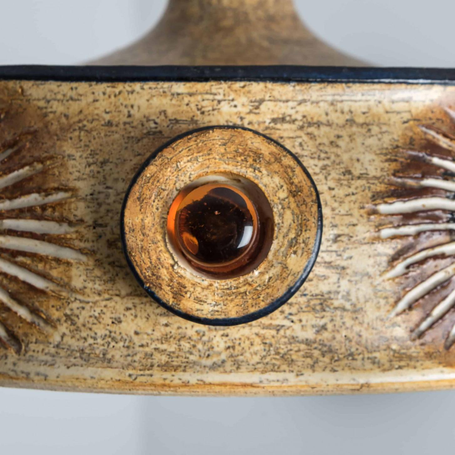 Splendida lampada a sospensione rotonda dalla forma insolita, realizzata con ceramica di colore marrone intenso, prodotta negli anni '70 in Danimarca. Abbiamo anche una moltitudine di set e composizioni luminose in ceramica colorata, tutte