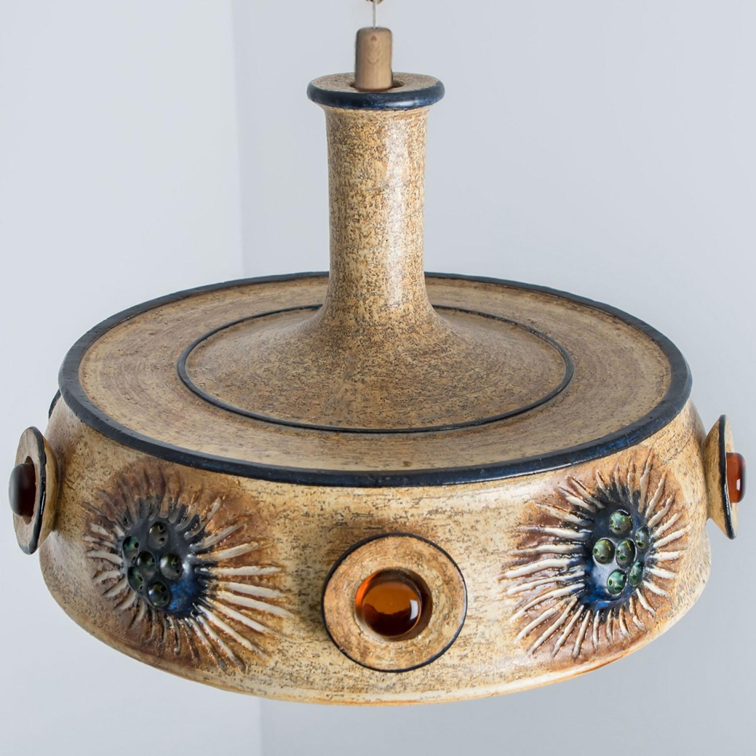 Lámpara colgante de cerámica marrón plana, Dinamarca, 1970 Danés en venta