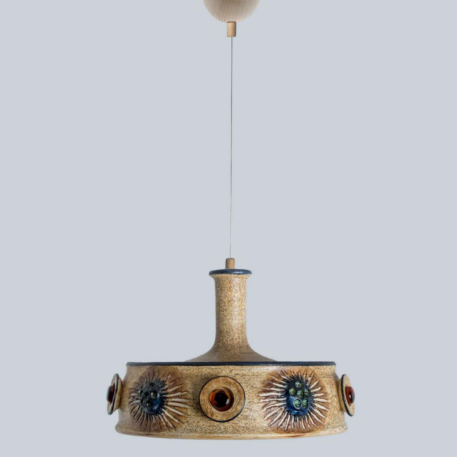 Lámpara colgante de cerámica marrón plana, Dinamarca, 1970 Otro en venta