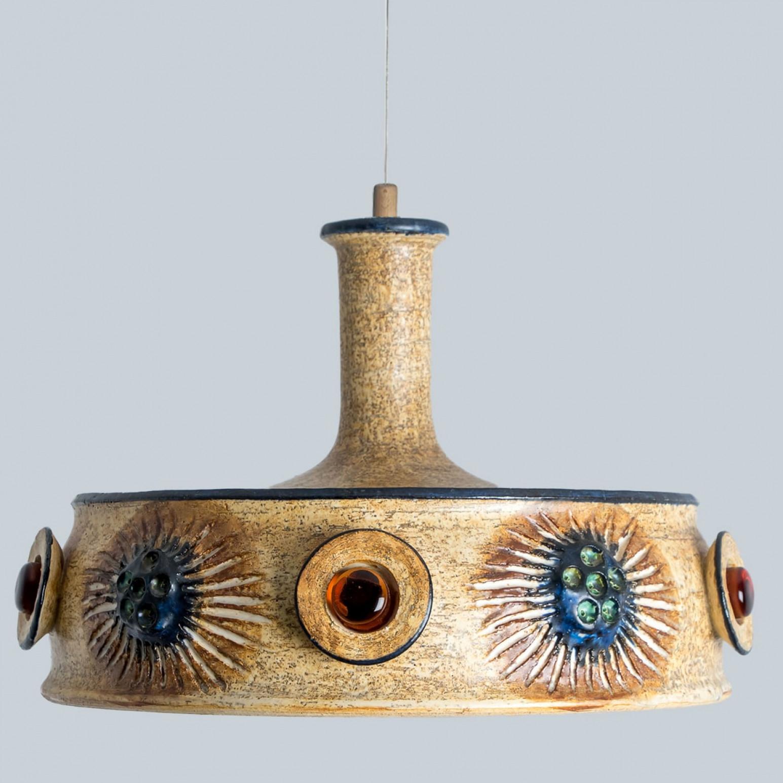 Lampada a sospensione piatta in ceramica marrone, Danimarca, 1970 In condizioni buone in vendita a Rijssen, NL