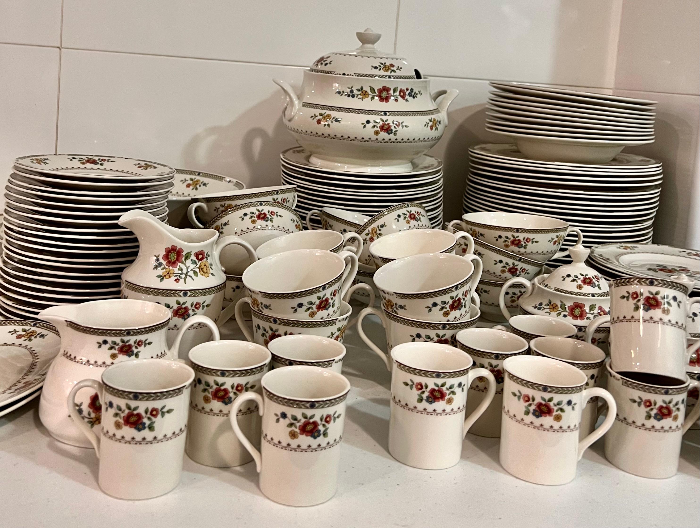 Ensemble de tasses et soucoupes plates Royal Doulton Kingswood Design floral en vente 3