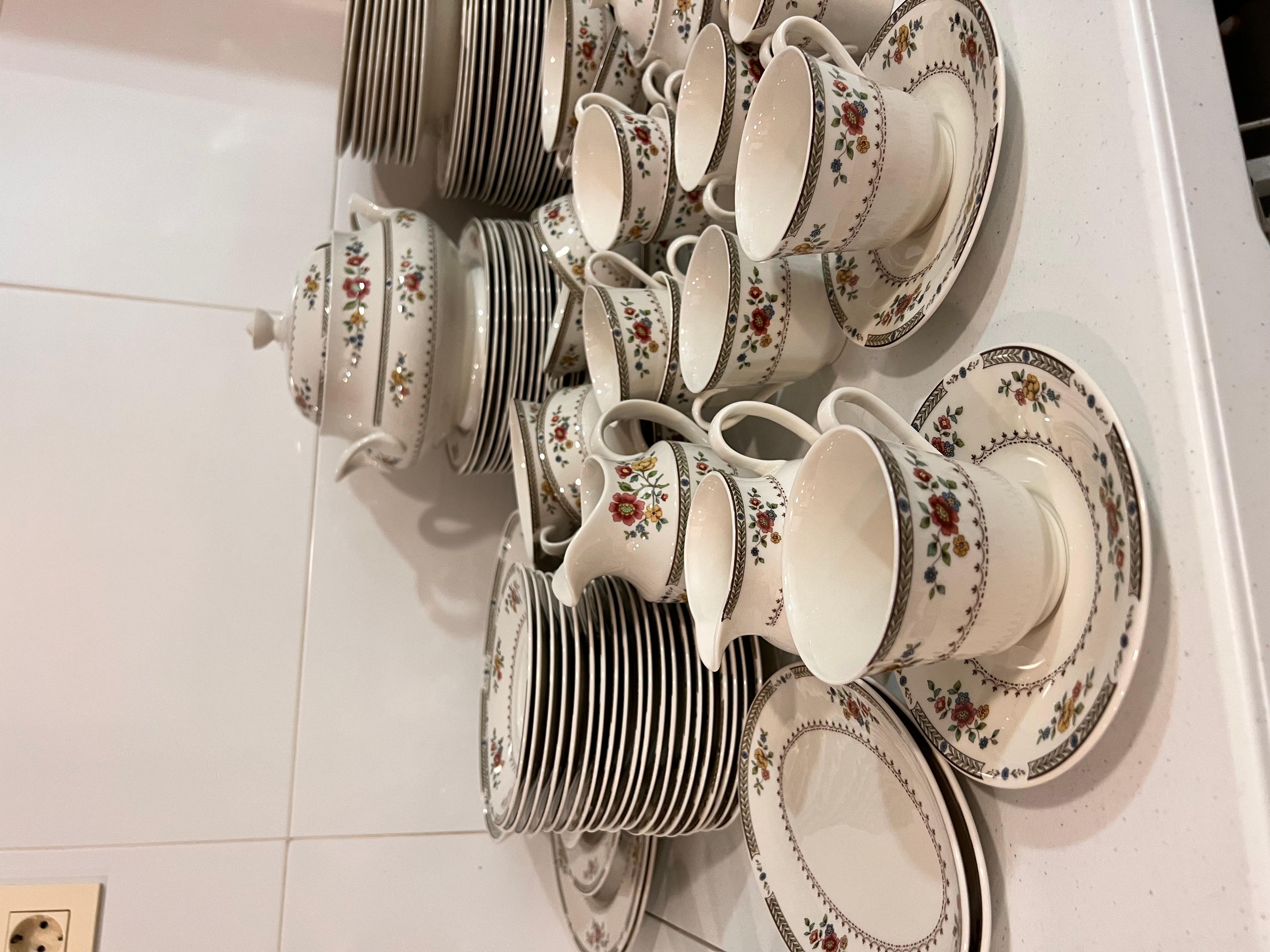 Ensemble de tasses et soucoupes plates Royal Doulton Kingswood Design floral en vente 6