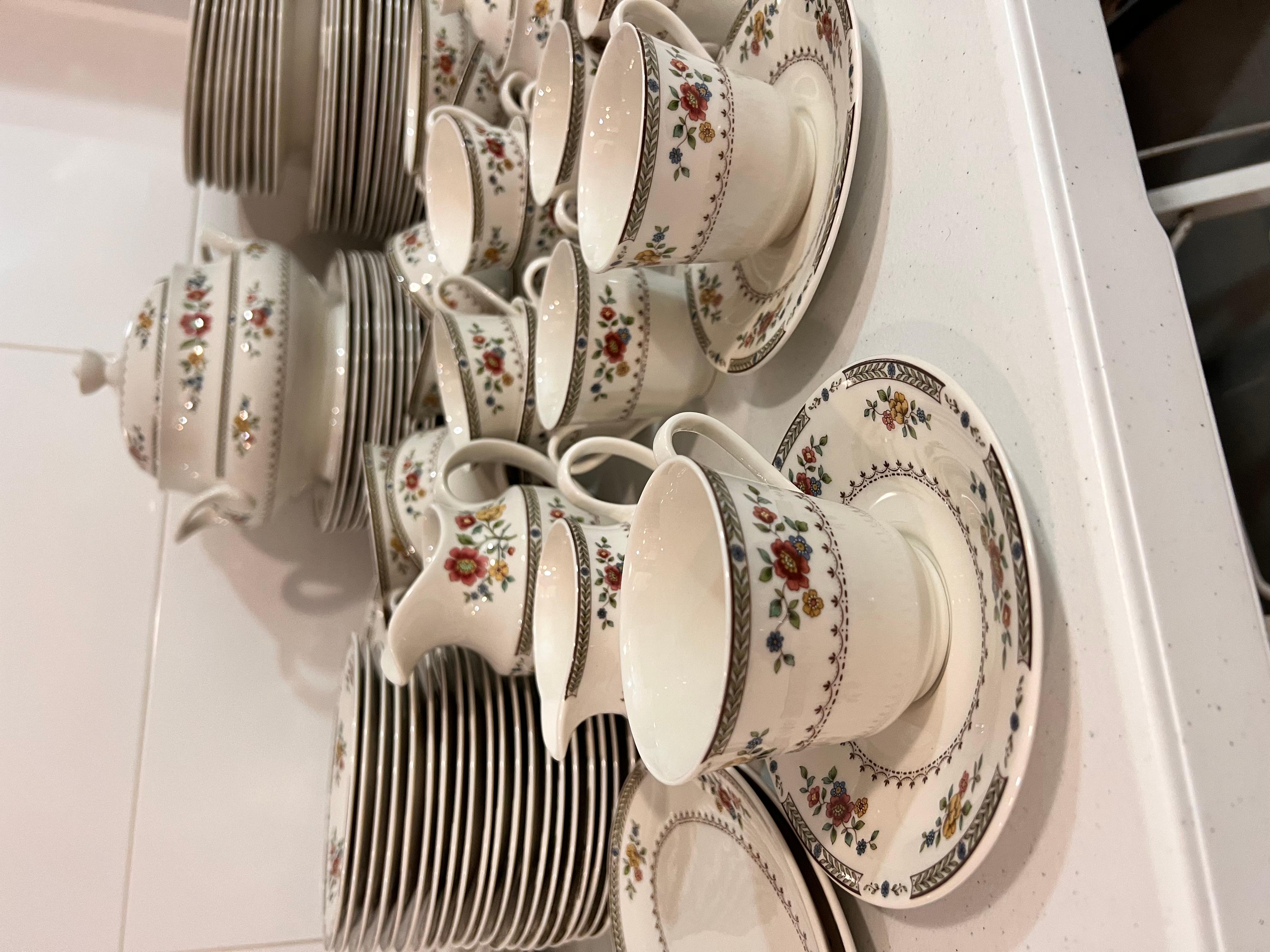 Ensemble de tasses et soucoupes plates Royal Doulton Kingswood Design floral en vente 7