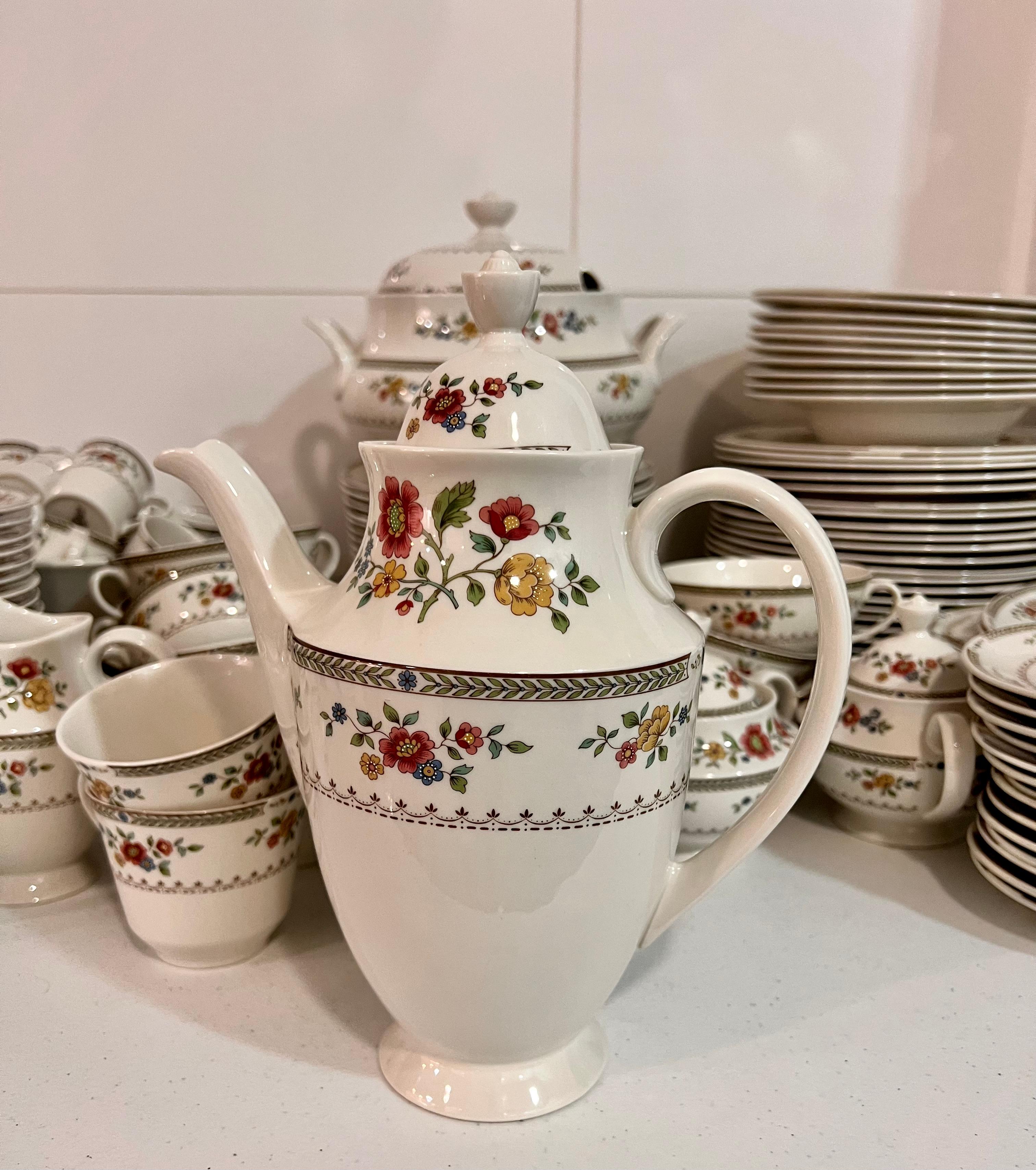 Ensemble de tasses et soucoupes plates Royal Doulton Kingswood Design floral en vente 11