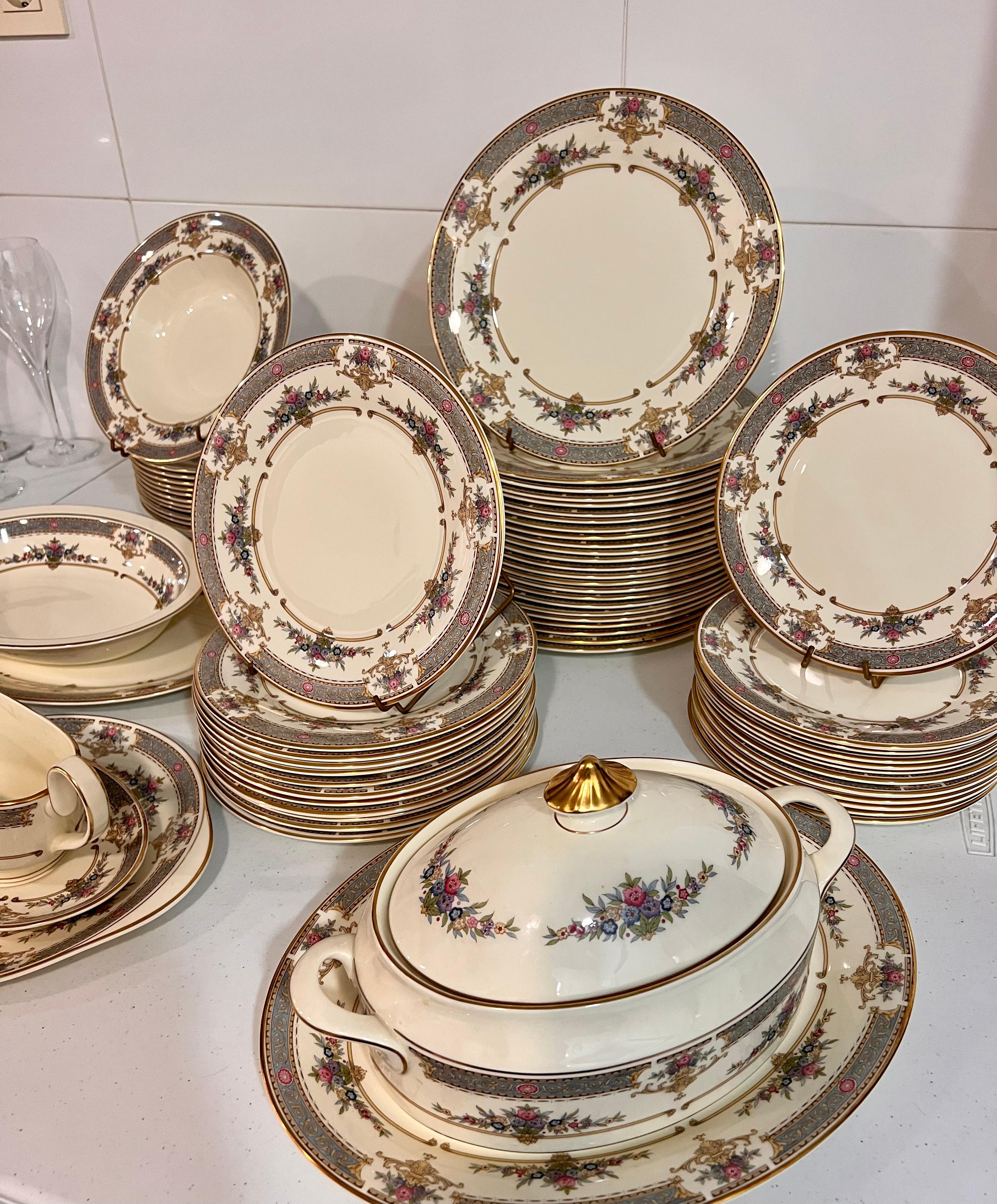 Ensemble de tasses et soucoupes plates Royal Doulton Kingswood Design floral en vente 12