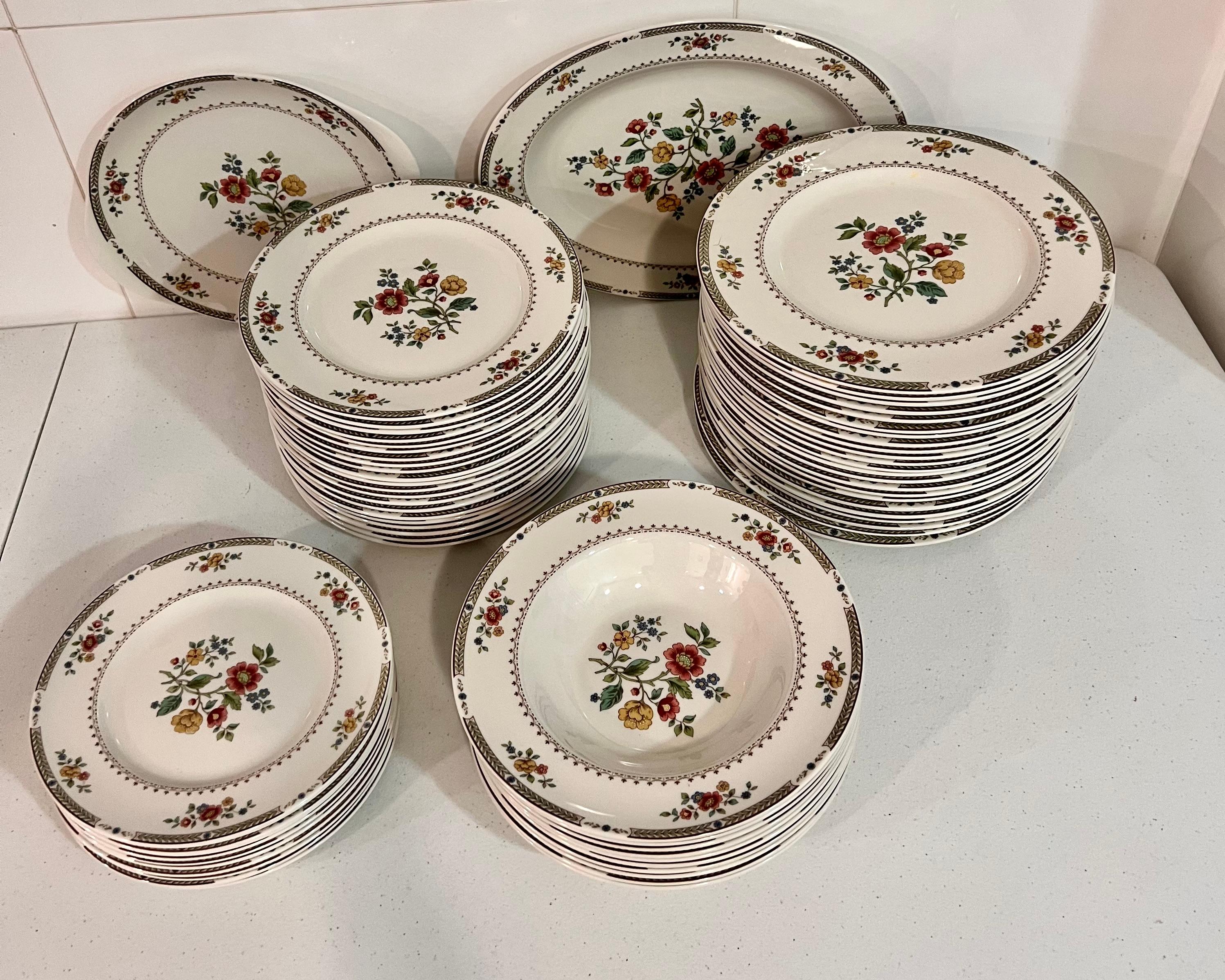 Flat Cup & Saucer Set Replacement Royal Doulton Kingswood Floral Design In Excellent Condition For Sale In BILBAO, ES