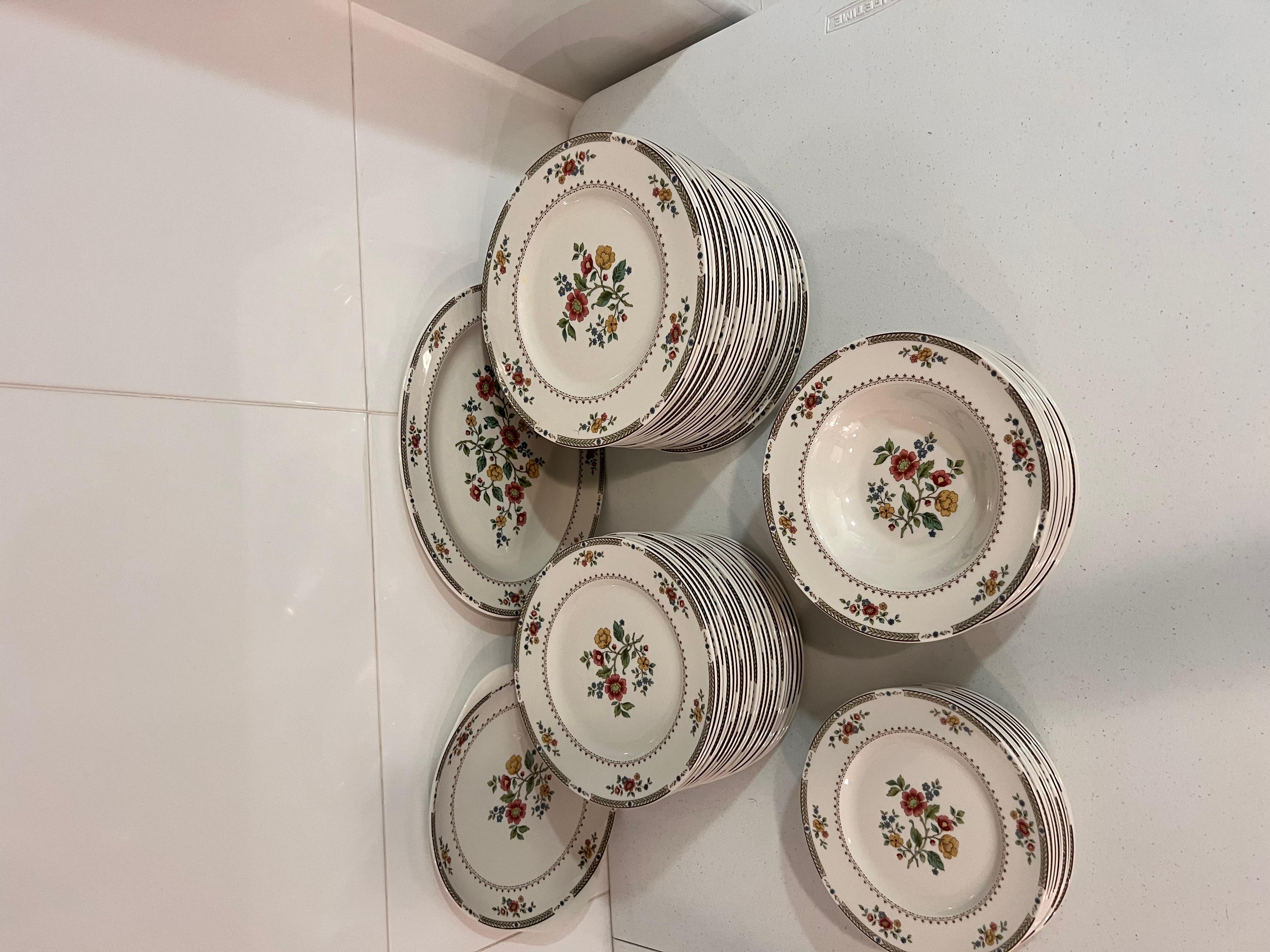 Ensemble de tasses et soucoupes plates Royal Doulton Kingswood Design floral Excellent état - En vente à BILBAO, ES
