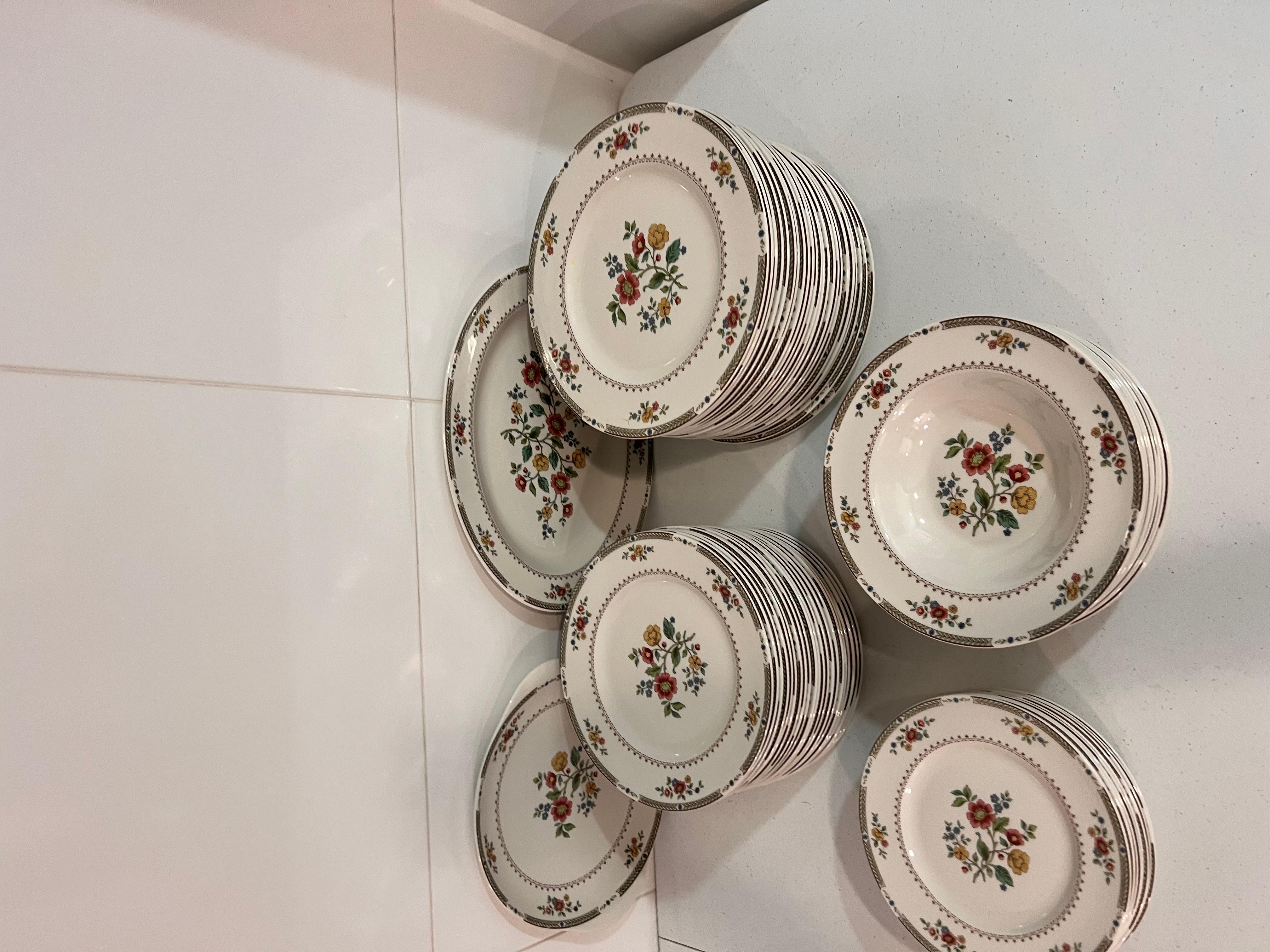 XXIe siècle et contemporain Ensemble de tasses et soucoupes plates Royal Doulton Kingswood Design floral en vente