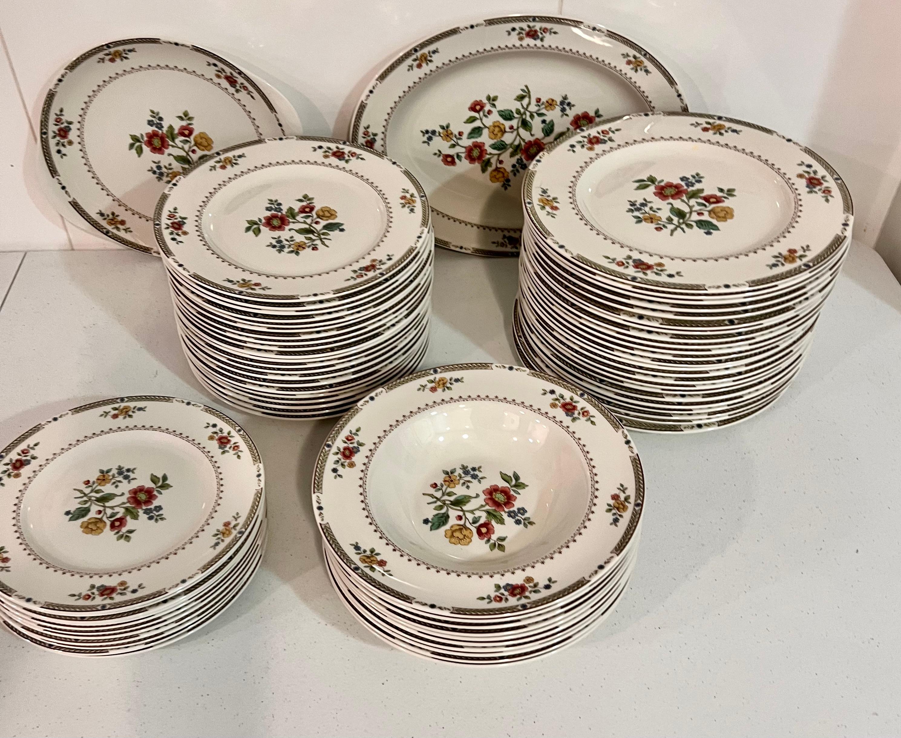 Céramique Ensemble de tasses et soucoupes plates Royal Doulton Kingswood Design floral en vente