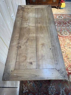 Bureau plat en bois de cerisier, époque Louis XVI