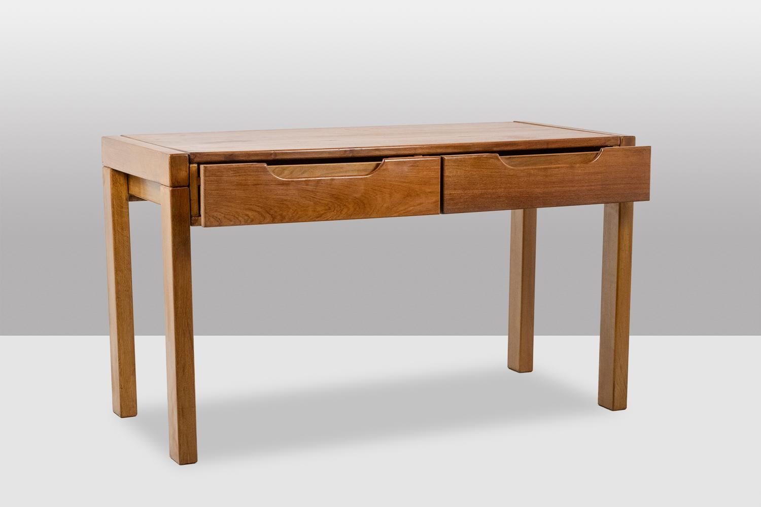 Flat desk with elm wood base, 6 drawers on the front. 1970s (Französisch) im Angebot