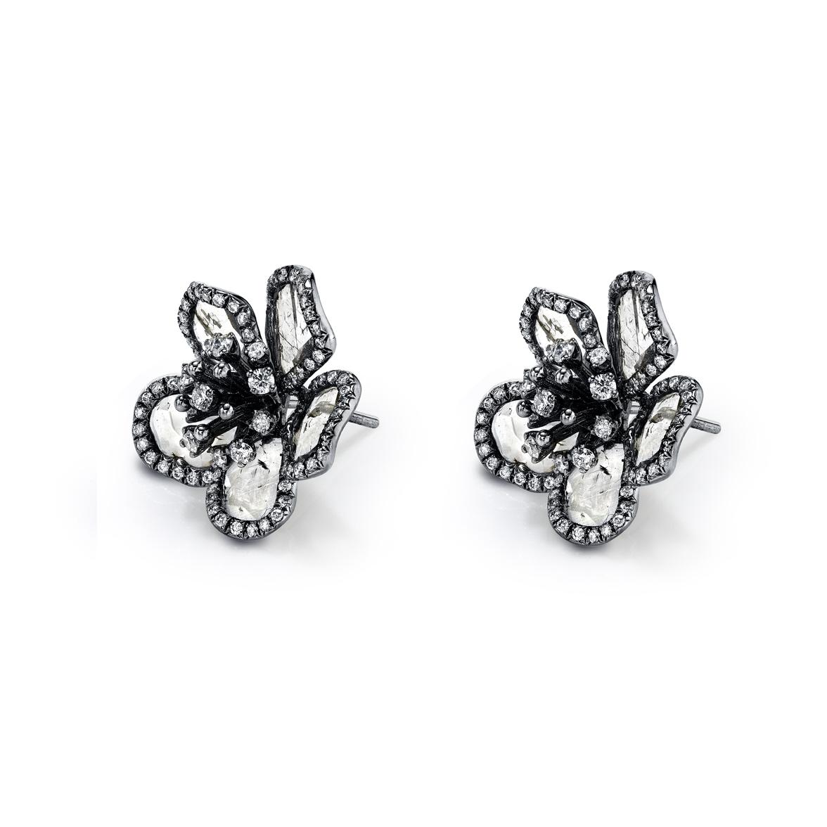 This earring is unique piece from the Bhansali Grace Collection, collection inspired by our award winning Couture collection. Bhansali Grace features exquisite flat diamonds (3.69cts) and brilliant cut diamonds (1.46cts) all expertly set 18kt black