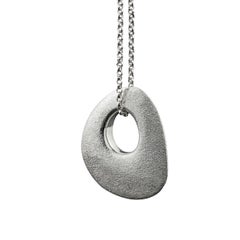 Collana con ciondolo a forma di ciottolo del fiume Flat in argento sterling 925 di Leonie Simpson