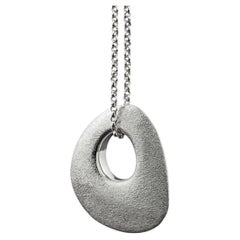 Collana con ciondolo a forma di ciottolo del fiume Flat in argento sterling 925 di Leonie Simpson