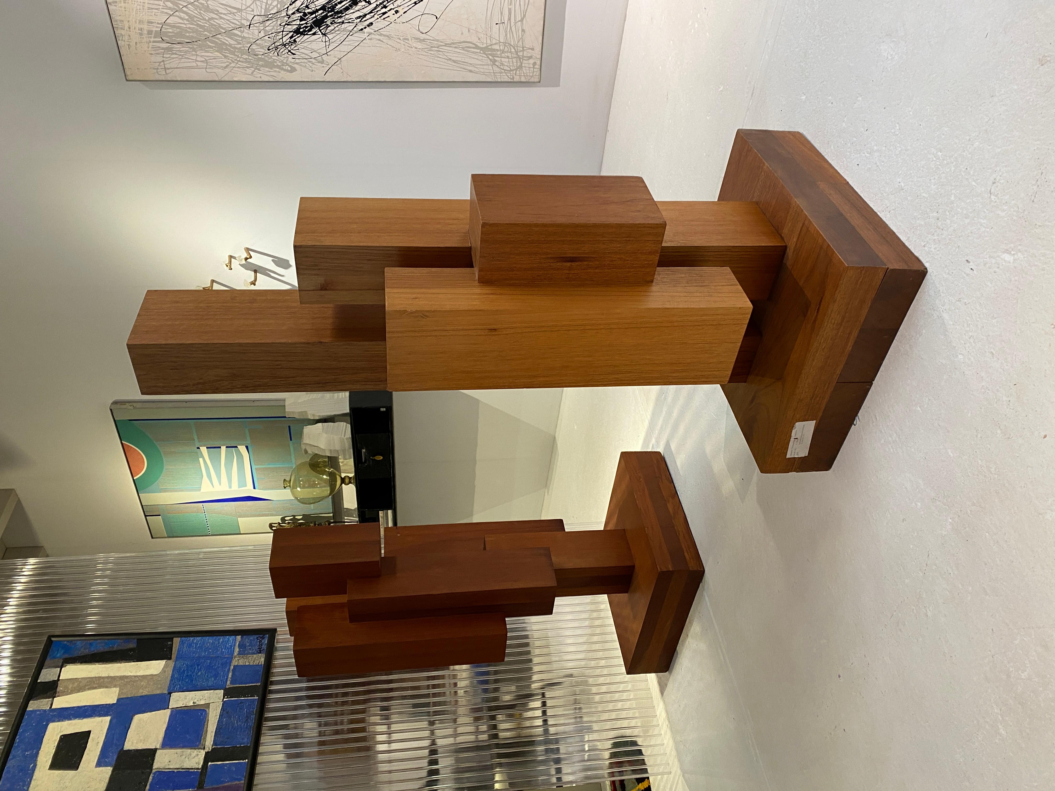 Scultura piatta realizzata in legno di cedro rosso da Jan Hoog, 1984 in vendita 1