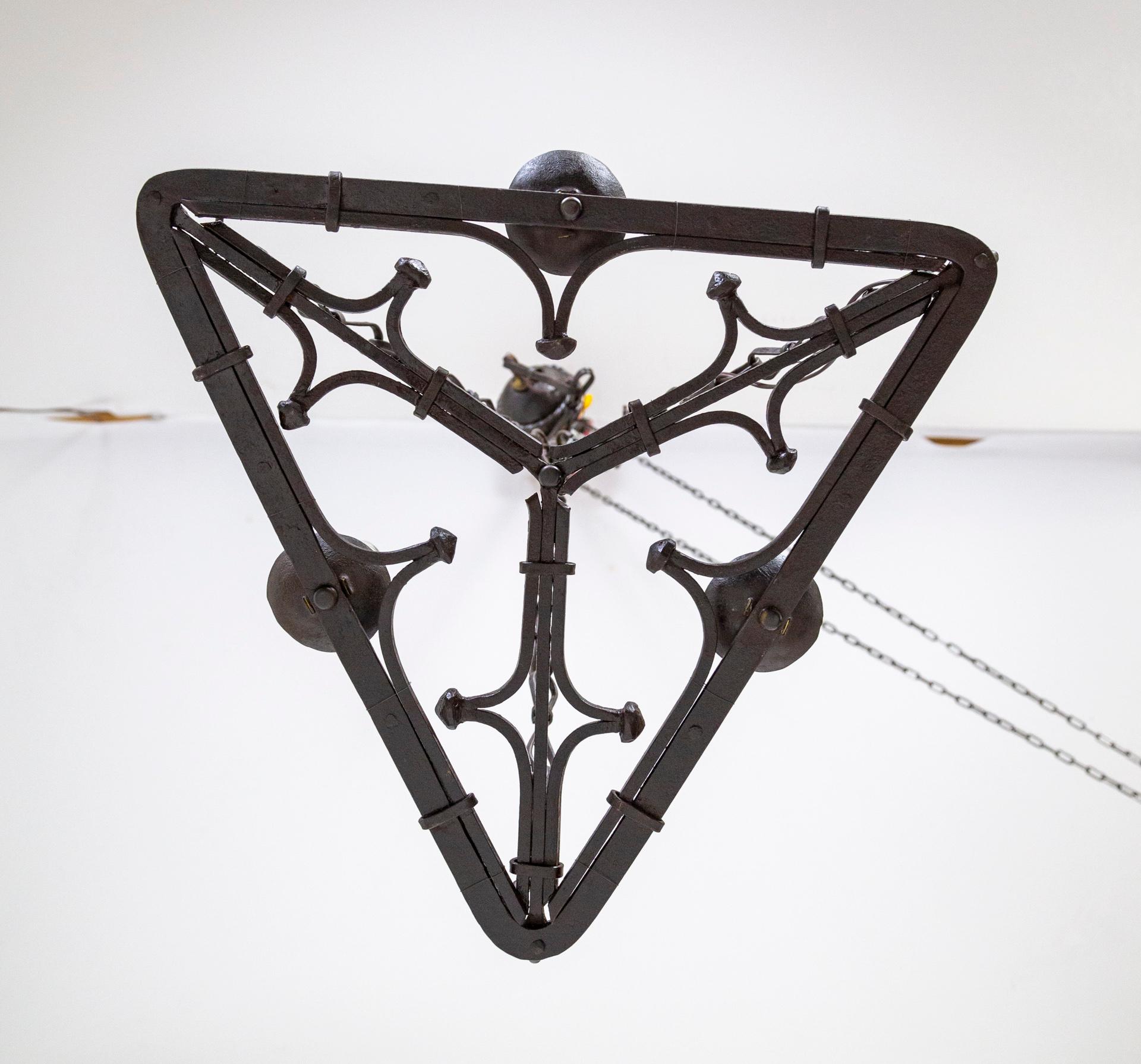 20ième siècle Lustre à 3 lumières en fer forgé triangulaire plat de style Revive gothique en vente