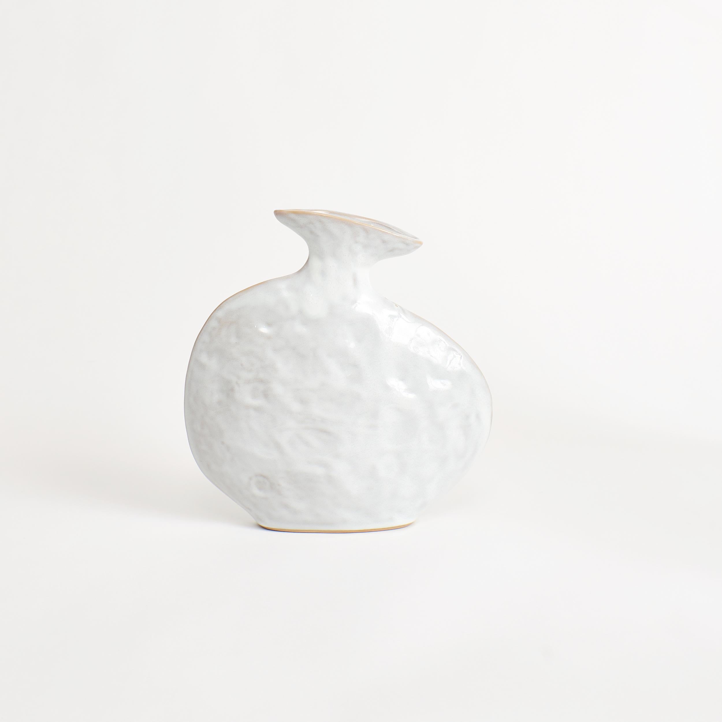 Flache Vase in Shiny White.
Entworfen von Project 213A im Jahr 2021.
Handgefertigtes Steingut.


Die Schöpfung verlangt nach Zerstörung, sie nimmt das Alte und Typische, um das Neue und Besondere zu schaffen. Die flache Vase verkörpert durch ihre