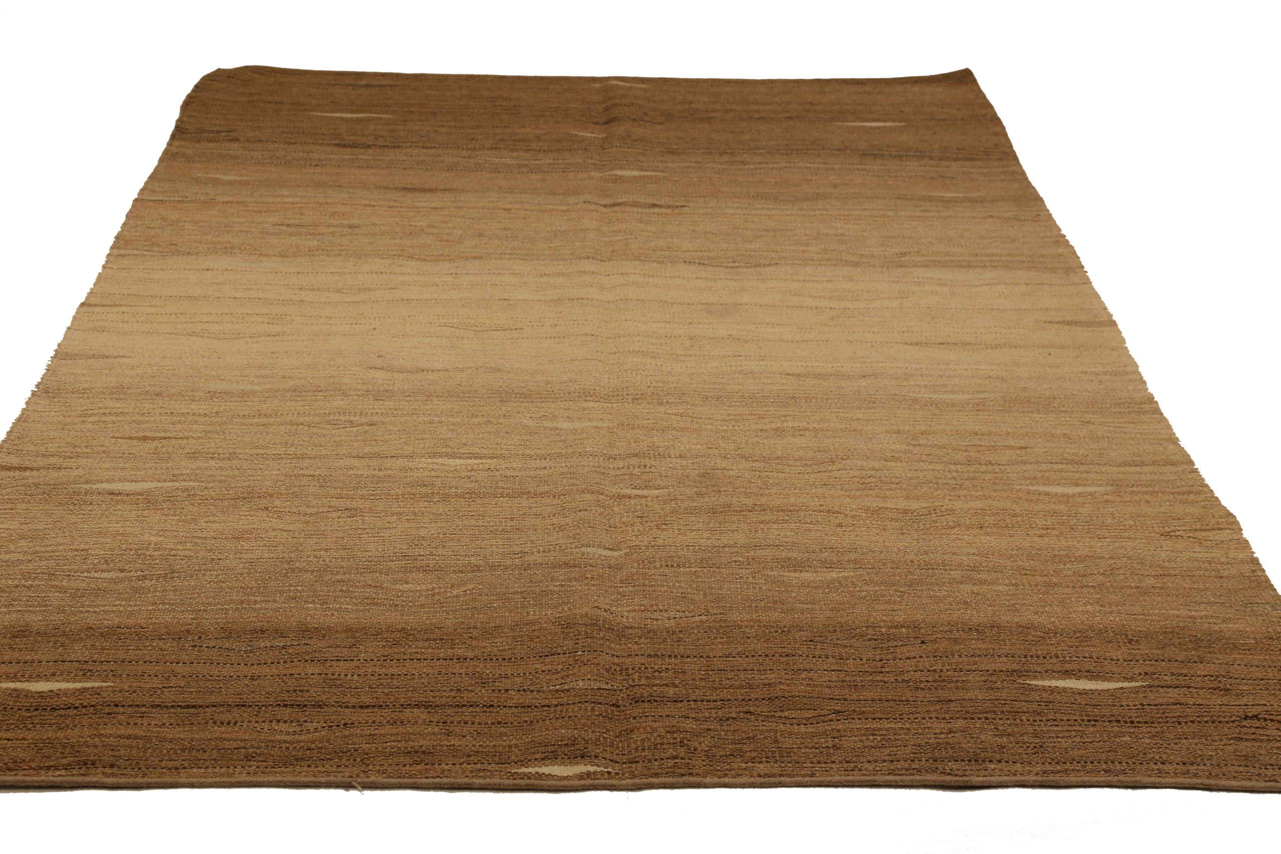 Scopri l'eleganza di questo tappeto a trama piatta unico nel suo genere, caratterizzato da tappeti CIRCA del 1990. Progettato con una meticolosa attenzione ai dettagli, questo design esclusivo è perfetto per valorizzare il tuo spazio.