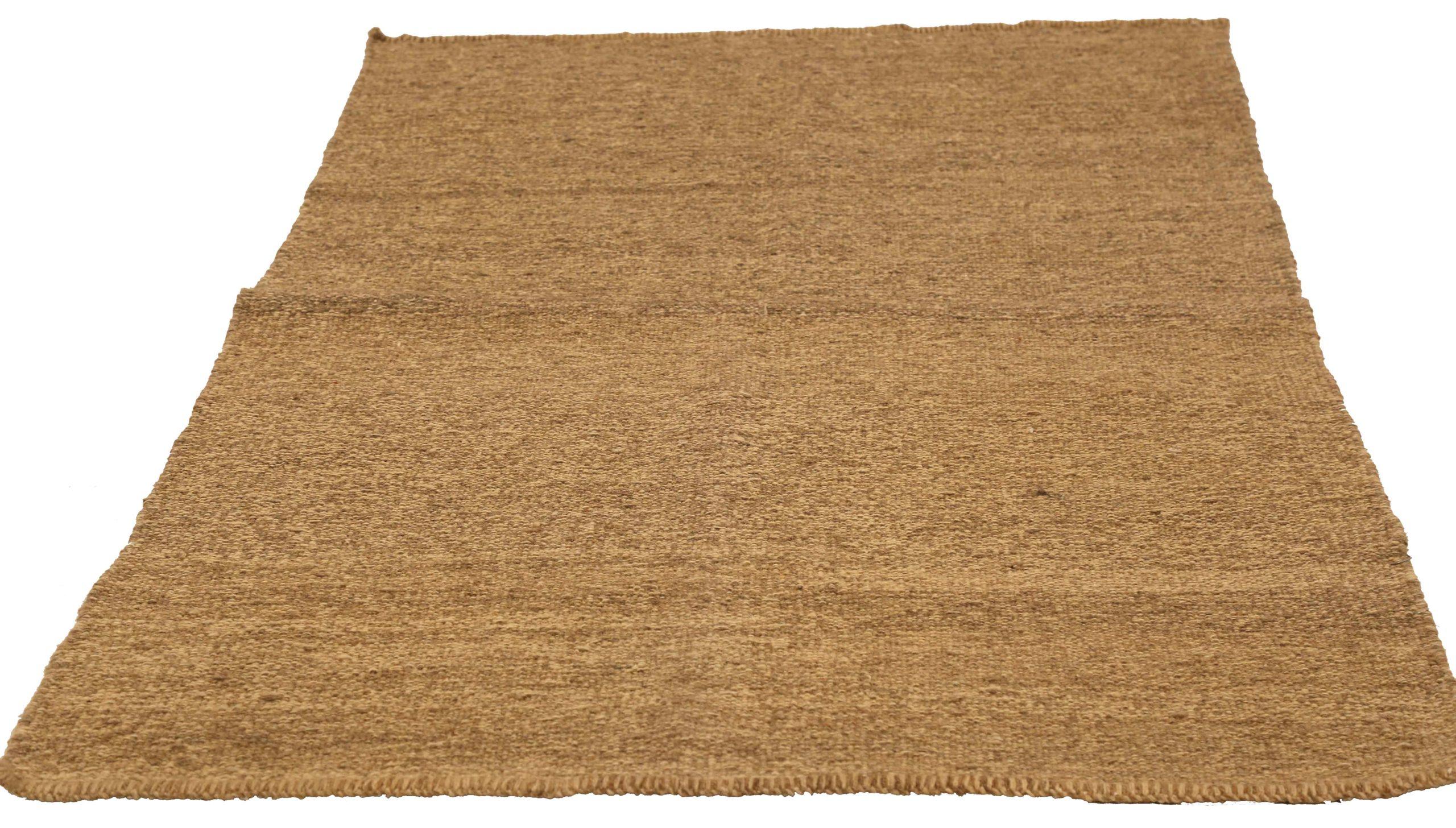 Scopri l'eleganza di questo tappeto a trama piatta unico nel suo genere, caratterizzato da tappeti CIRCA del 1990. Progettato con una meticolosa attenzione ai dettagli, questo design esclusivo è perfetto per valorizzare il tuo spazio.