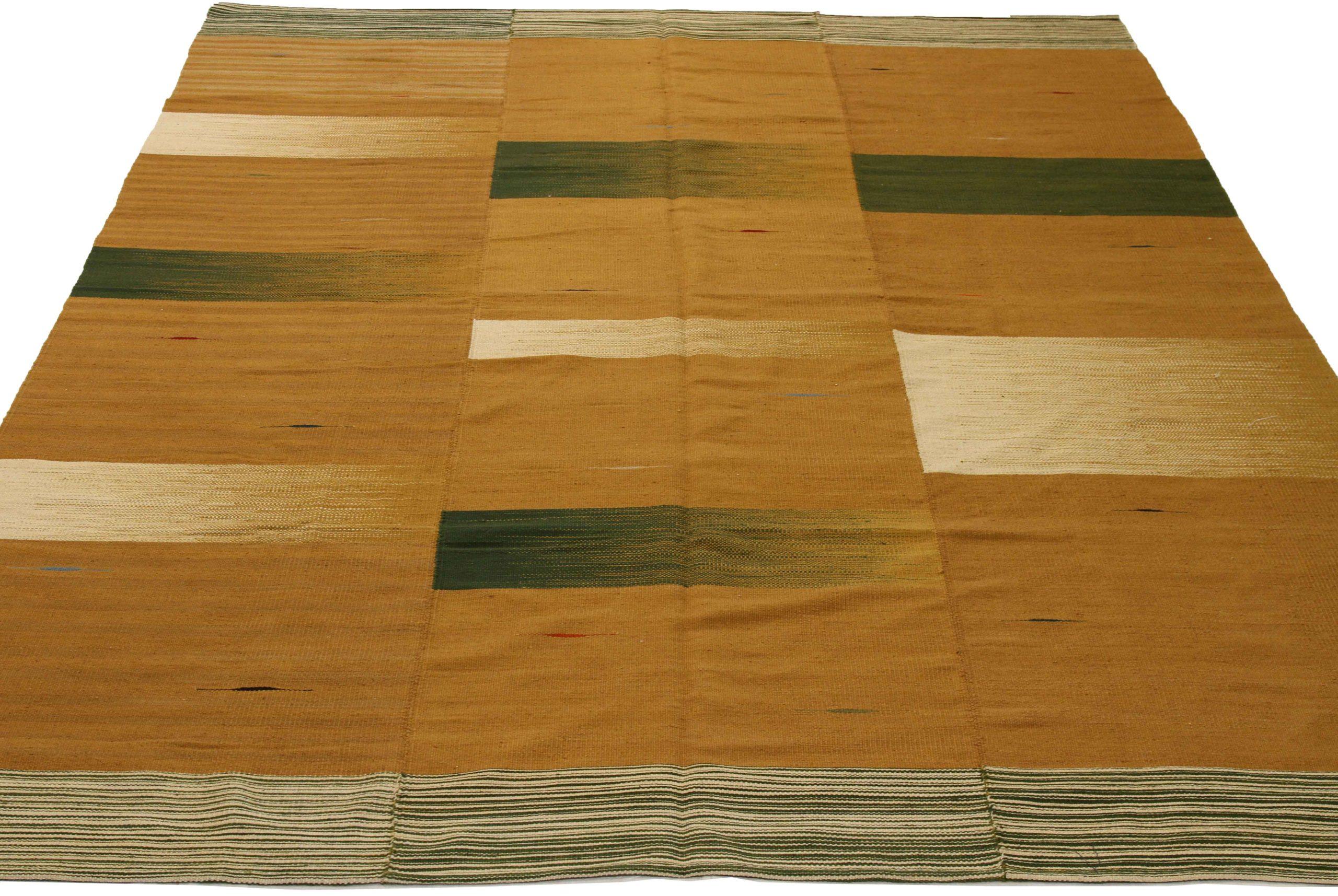 Entdecken Sie die Eleganz dieses einzigartigen Flachgewebes mit Teppichen aus der Zeit um 1990. Dieses exklusive Design, das mit viel Liebe zum Detail entworfen wurde, ist perfekt, um Ihren Raum zu verschönern.