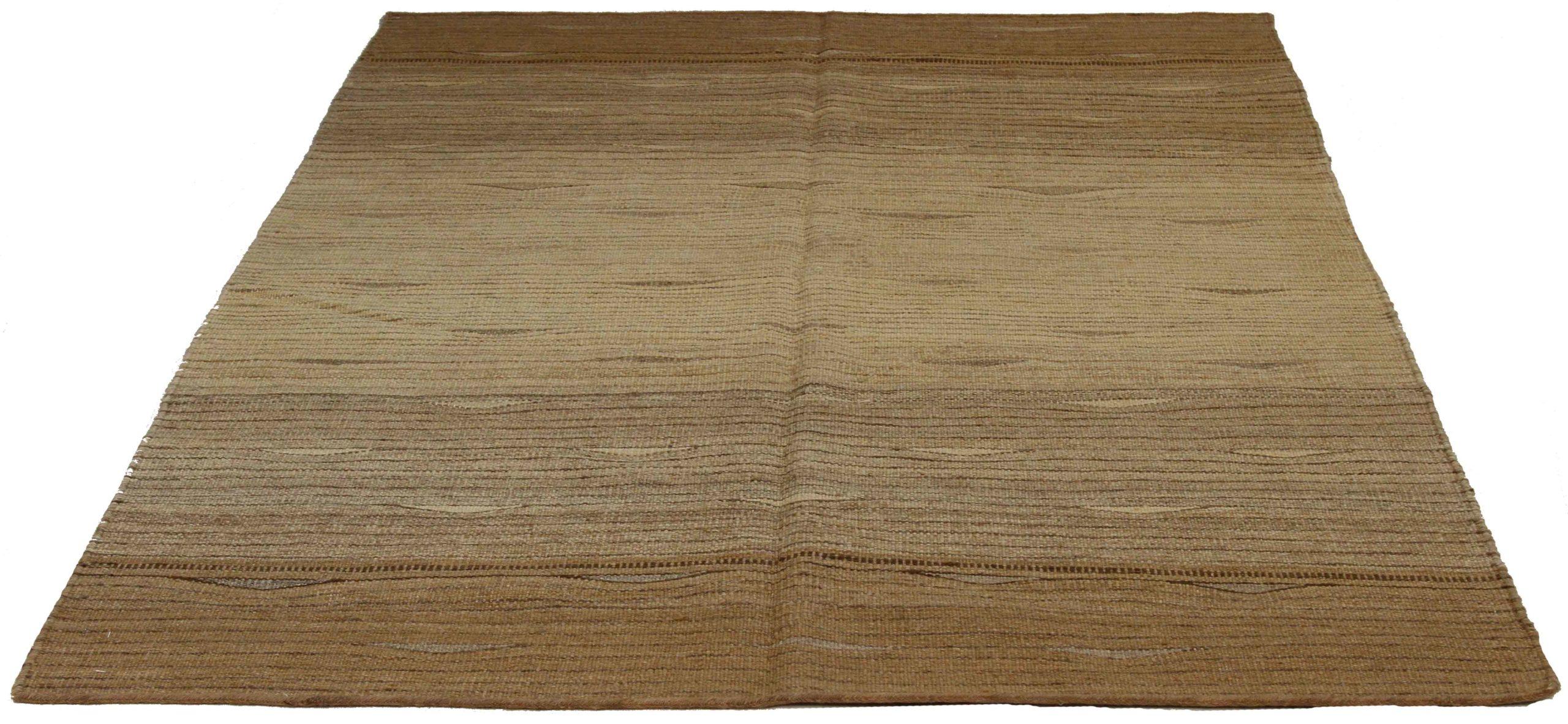 Entdecken Sie die Eleganz dieses einzigartigen Flachgewebes mit Teppichen aus der Zeit um 1990. Dieses exklusive Design, das mit viel Liebe zum Detail entworfen wurde, ist perfekt, um Ihren Raum zu verschönern.