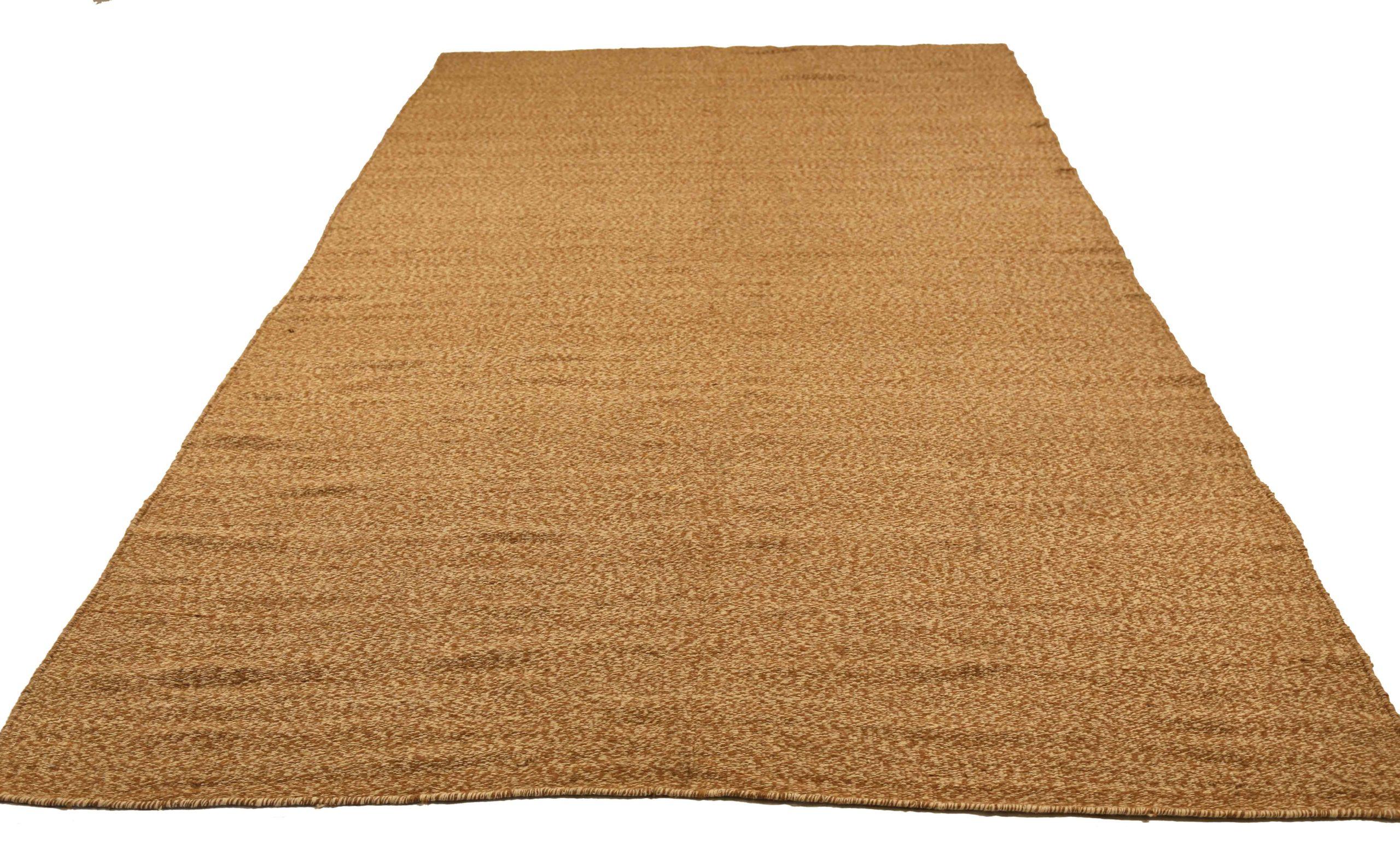 Scopri l'eleganza di questo tappeto a trama piatta unico nel suo genere, caratterizzato da tappeti CIRCA del 1990. Progettato con una meticolosa attenzione ai dettagli, questo design esclusivo è perfetto per valorizzare il tuo spazio.