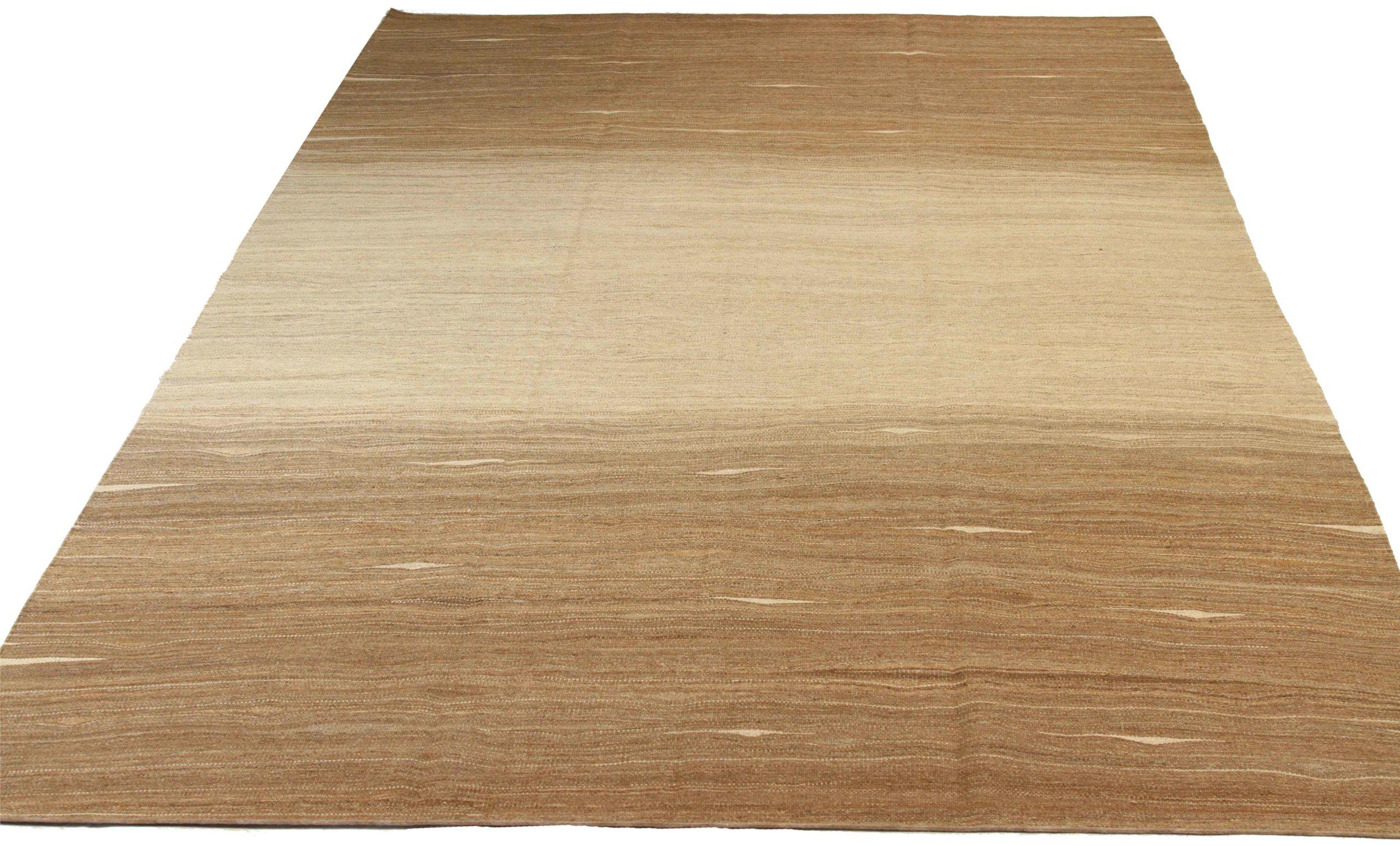 Découvrez l'élégance de ce tapis unique à tissage plat de Circa 1990. Conçu avec une attention méticuleuse aux détails, ce design exclusif est parfait pour mettre en valeur votre espace.