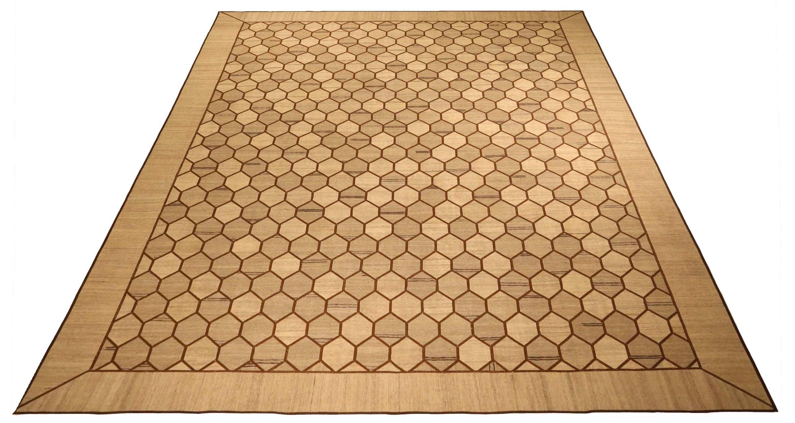 Entdecken Sie die Eleganz dieses einzigartigen Flachgewebes mit Teppichen aus der Zeit um 1990. Dieses exklusive Design, das mit viel Liebe zum Detail entworfen wurde, ist perfekt, um Ihren Raum zu verschönern.