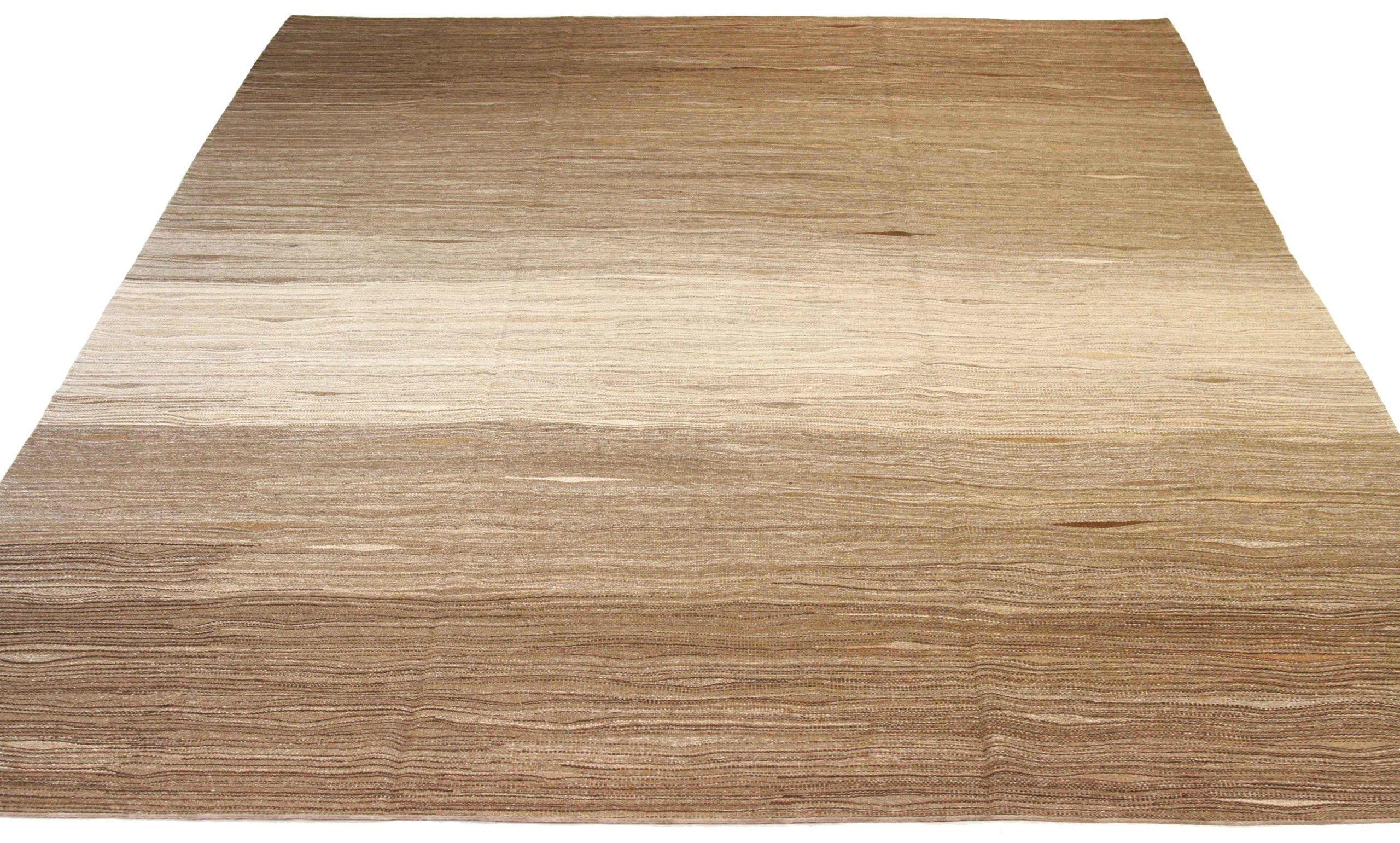 Entdecken Sie die Eleganz dieses einzigartigen Flachgewebes, das mit Teppichen ausgestattet ist. Dieses exklusive Design, das mit viel Liebe zum Detail entworfen wurde, ist perfekt, um Ihren Raum zu verschönern.