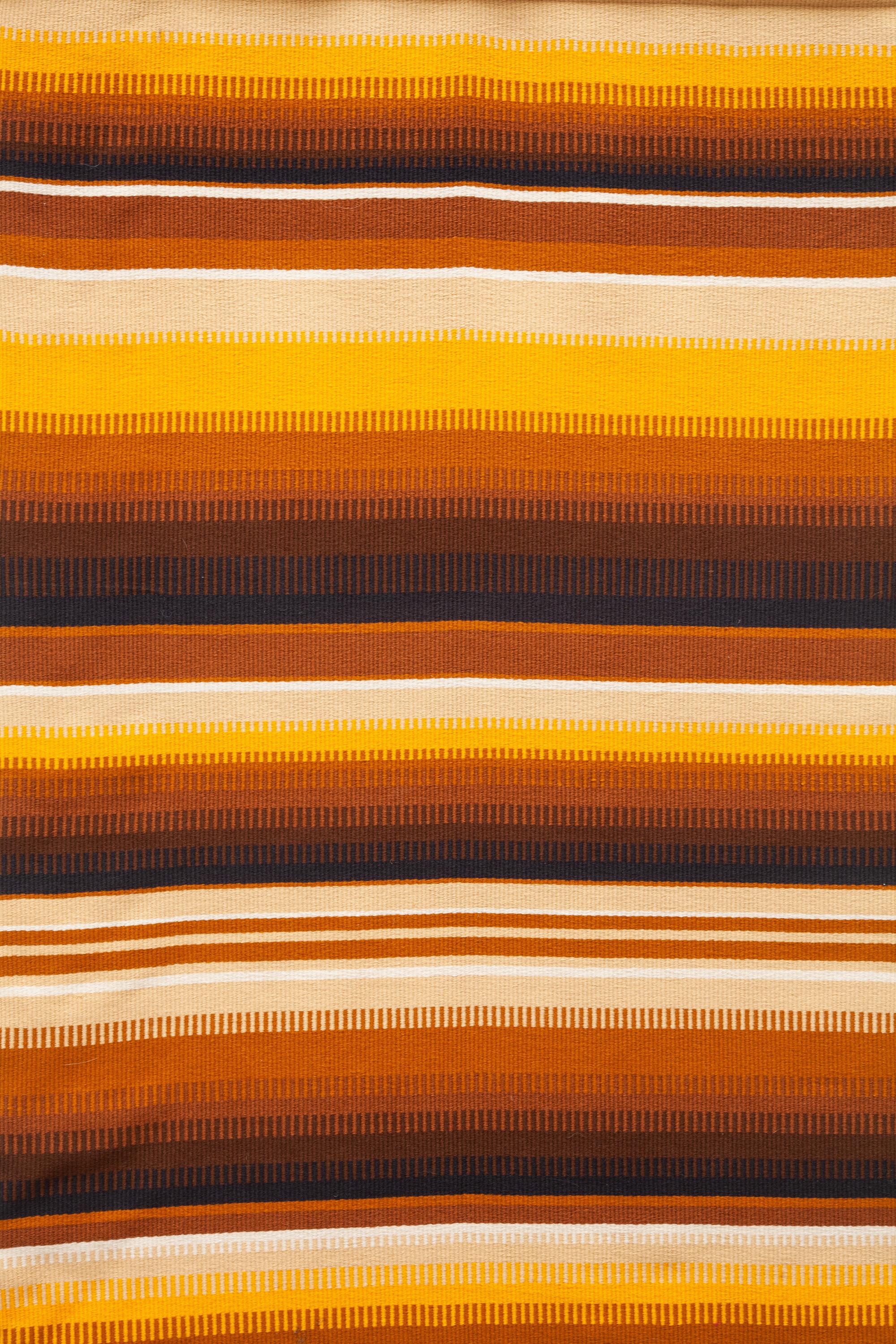 Tapisserie murale en laine tissée, conçue en Suède dans les années 1950.
Tapisserie vintage en laine présentant une rayure ombrée en noir, marron, jaune et crème.
Très bon état.
 