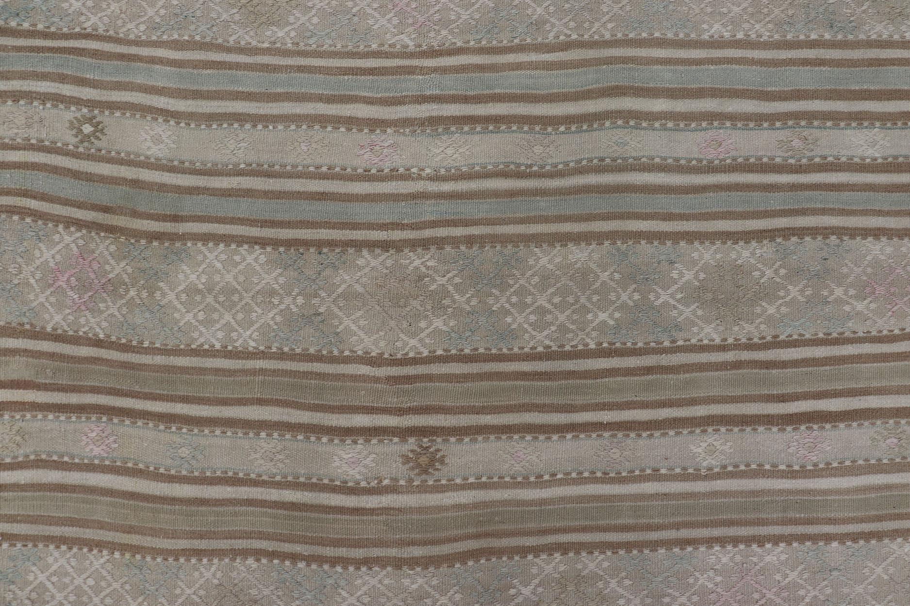 Tapis Kilim à broderies à tissage plat en taupe, vert, sarcelle, bleu et brun en vente 4