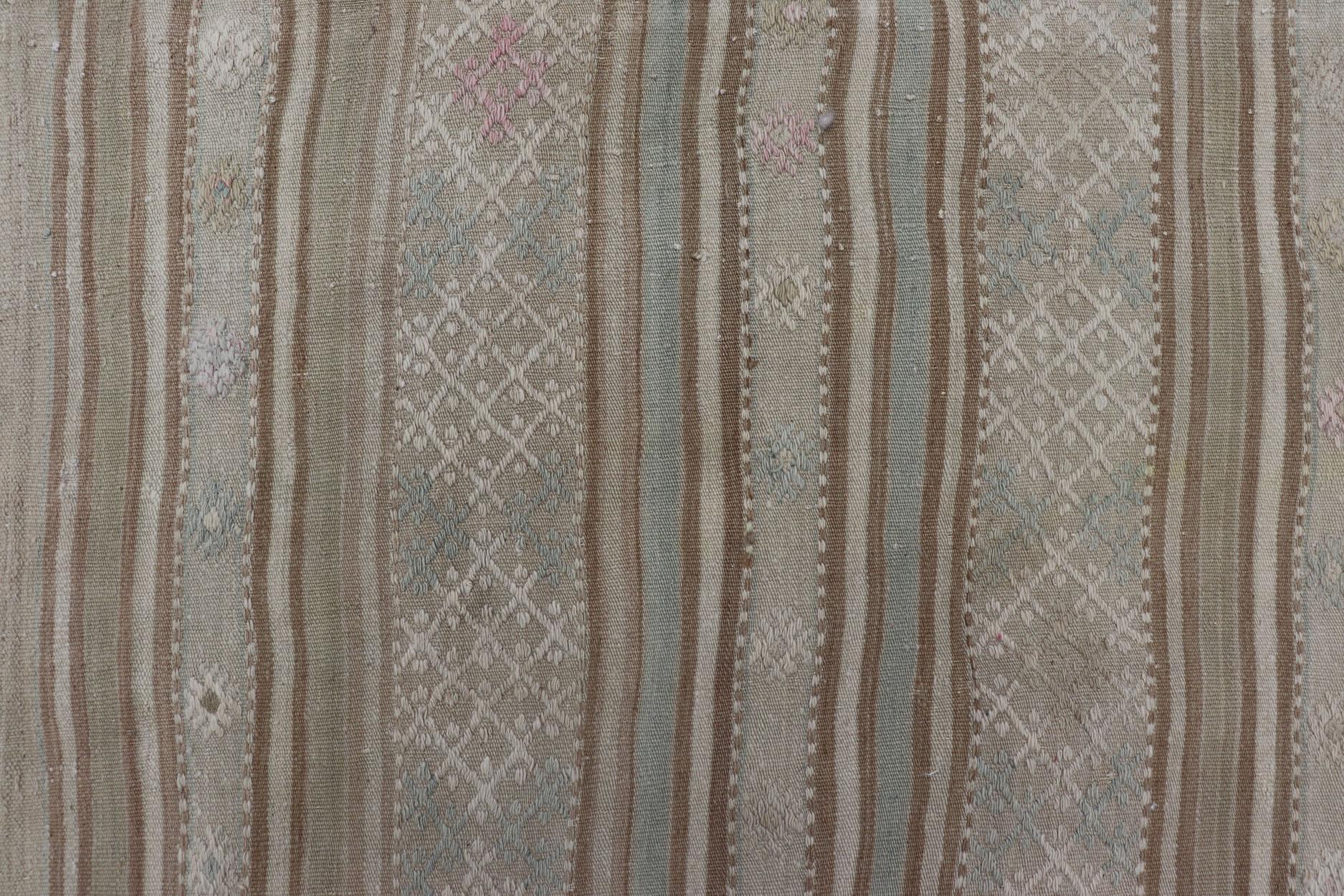 Tapis Kilim à broderies à tissage plat en taupe, vert, sarcelle, bleu et brun en vente 6