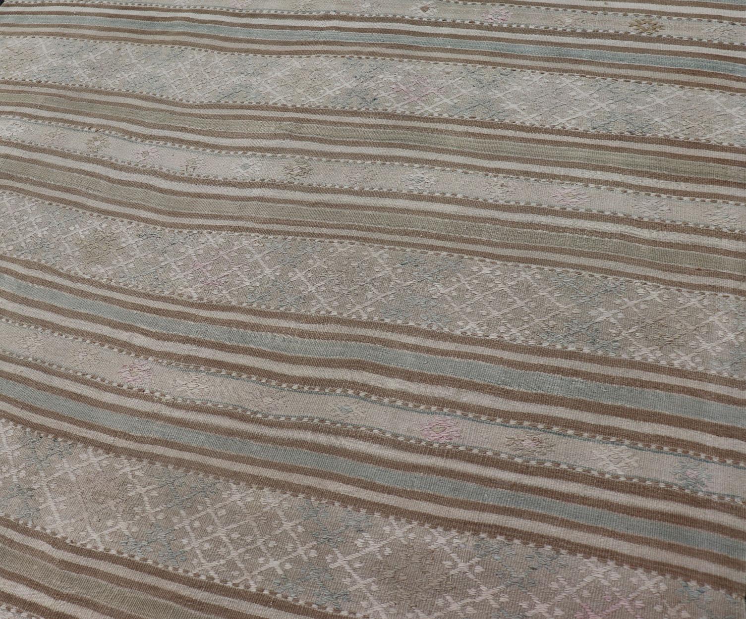 Tapis Kilim à broderies à tissage plat en taupe, vert, sarcelle, bleu et brun en vente 7