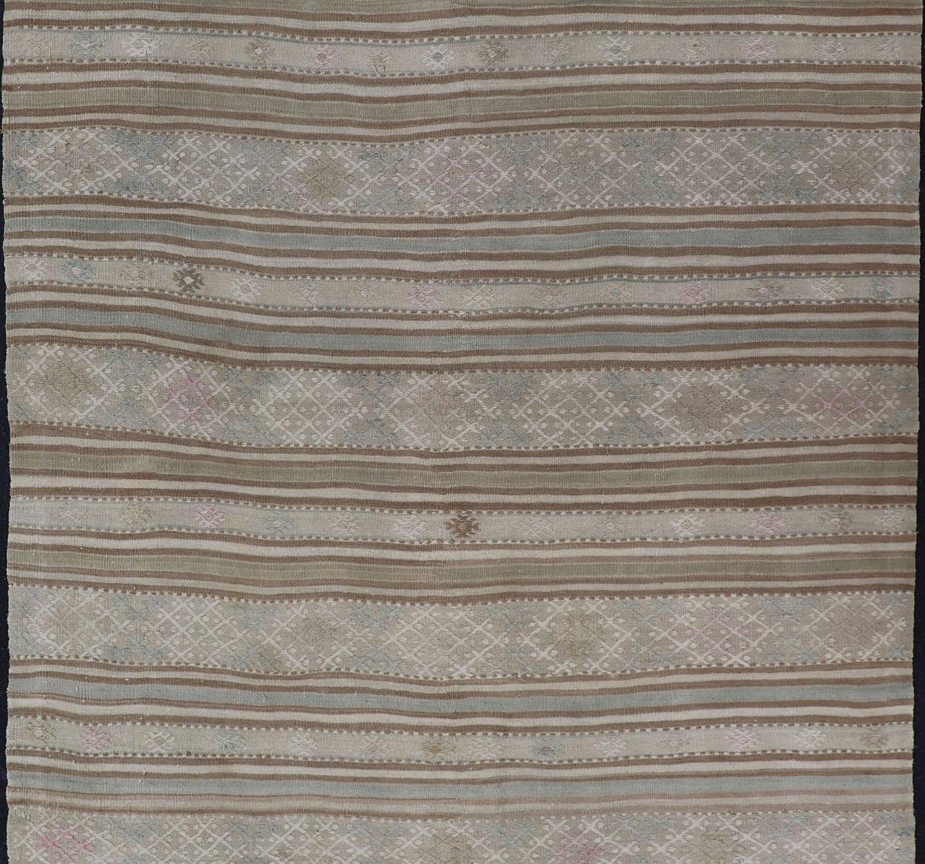 Turc Tapis Kilim à broderies à tissage plat en taupe, vert, sarcelle, bleu et brun en vente