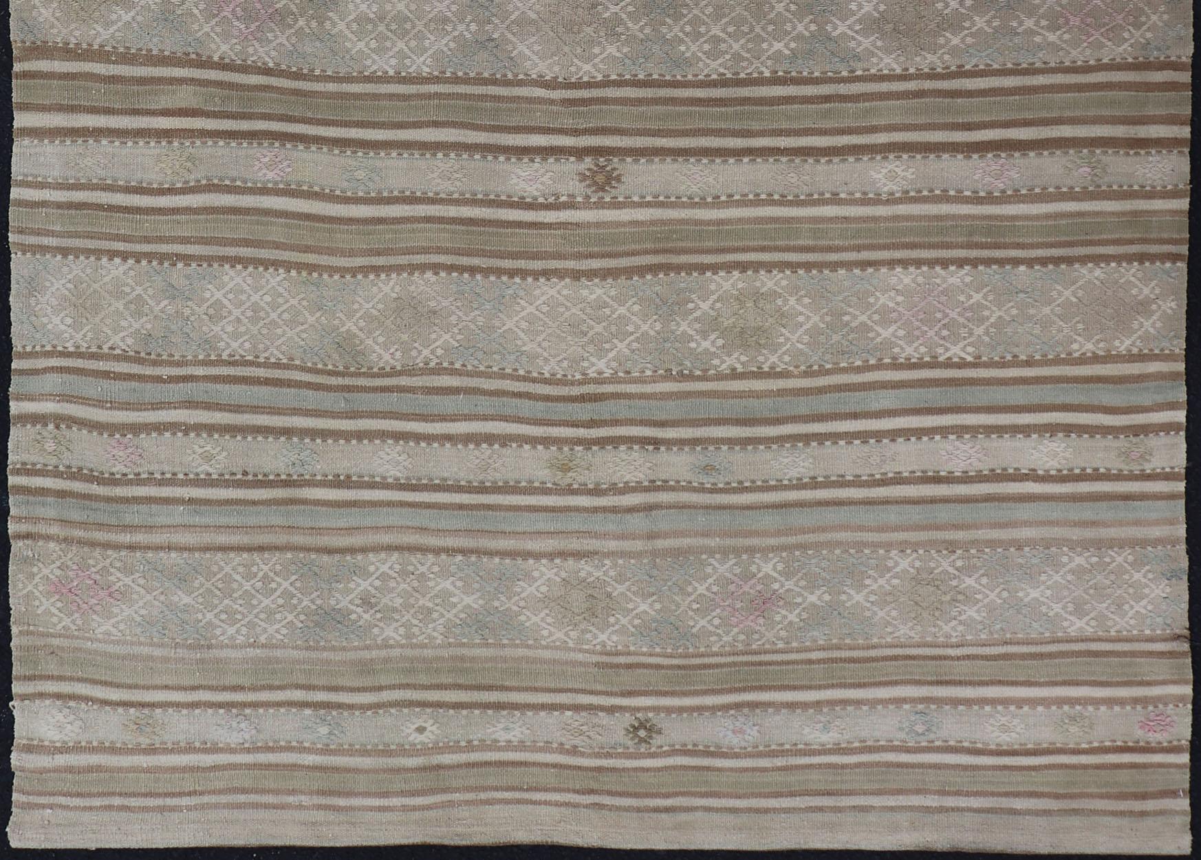 Tissé à la main Tapis Kilim à broderies à tissage plat en taupe, vert, sarcelle, bleu et brun en vente
