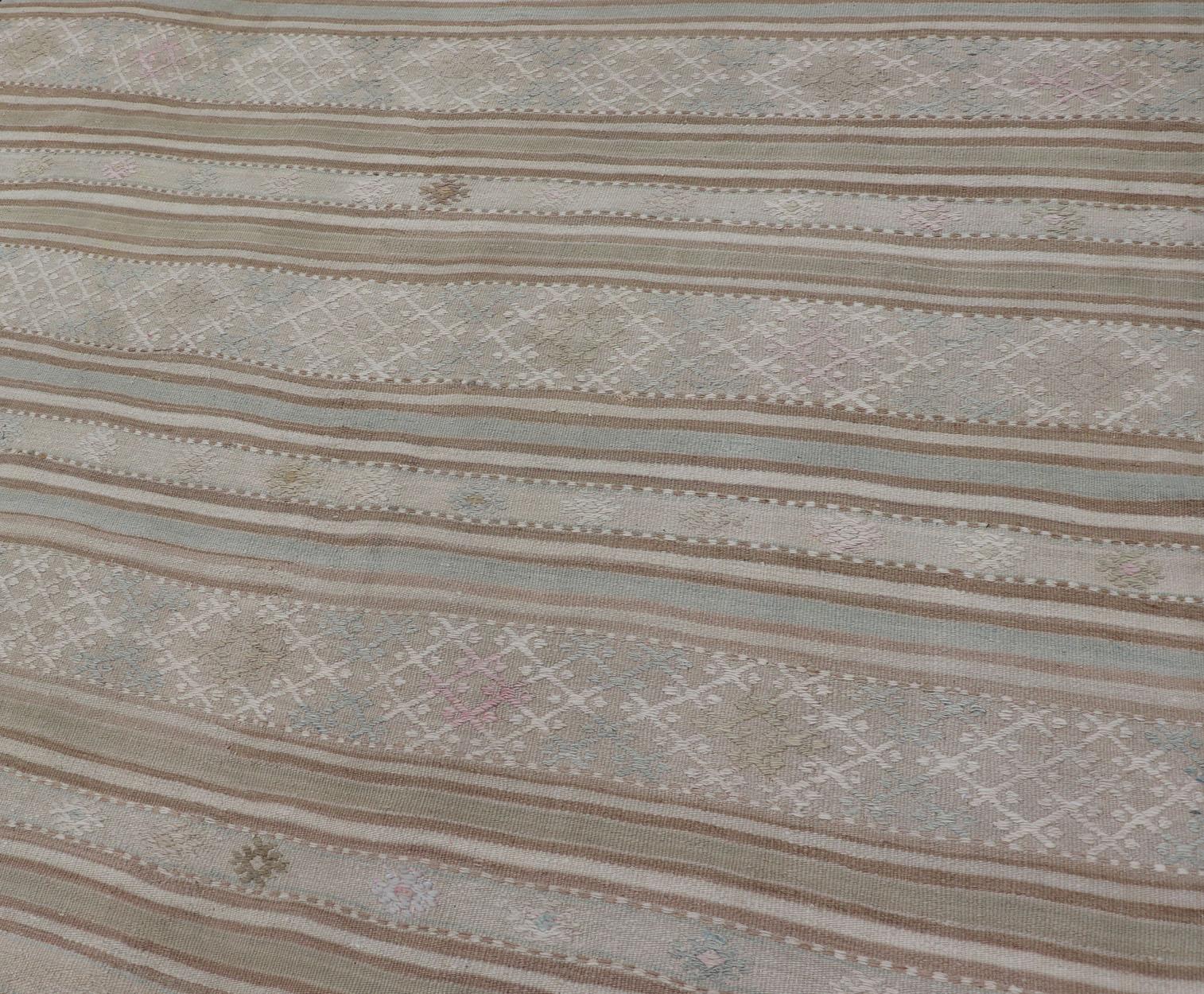 Tapis Kilim à broderies à tissage plat en taupe, vert, sarcelle, bleu et brun Excellent état - En vente à Atlanta, GA