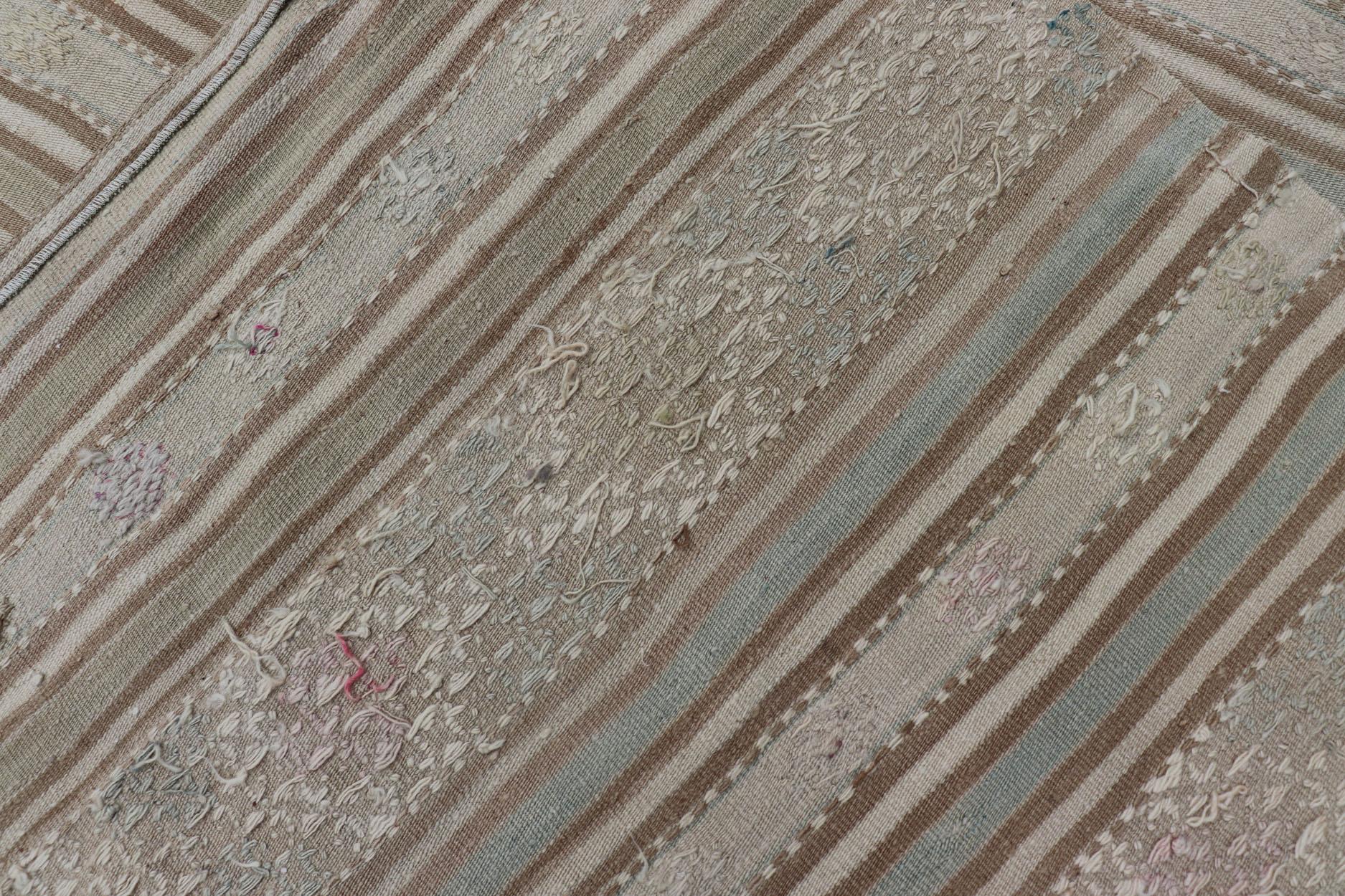20ième siècle Tapis Kilim à broderies à tissage plat en taupe, vert, sarcelle, bleu et brun en vente