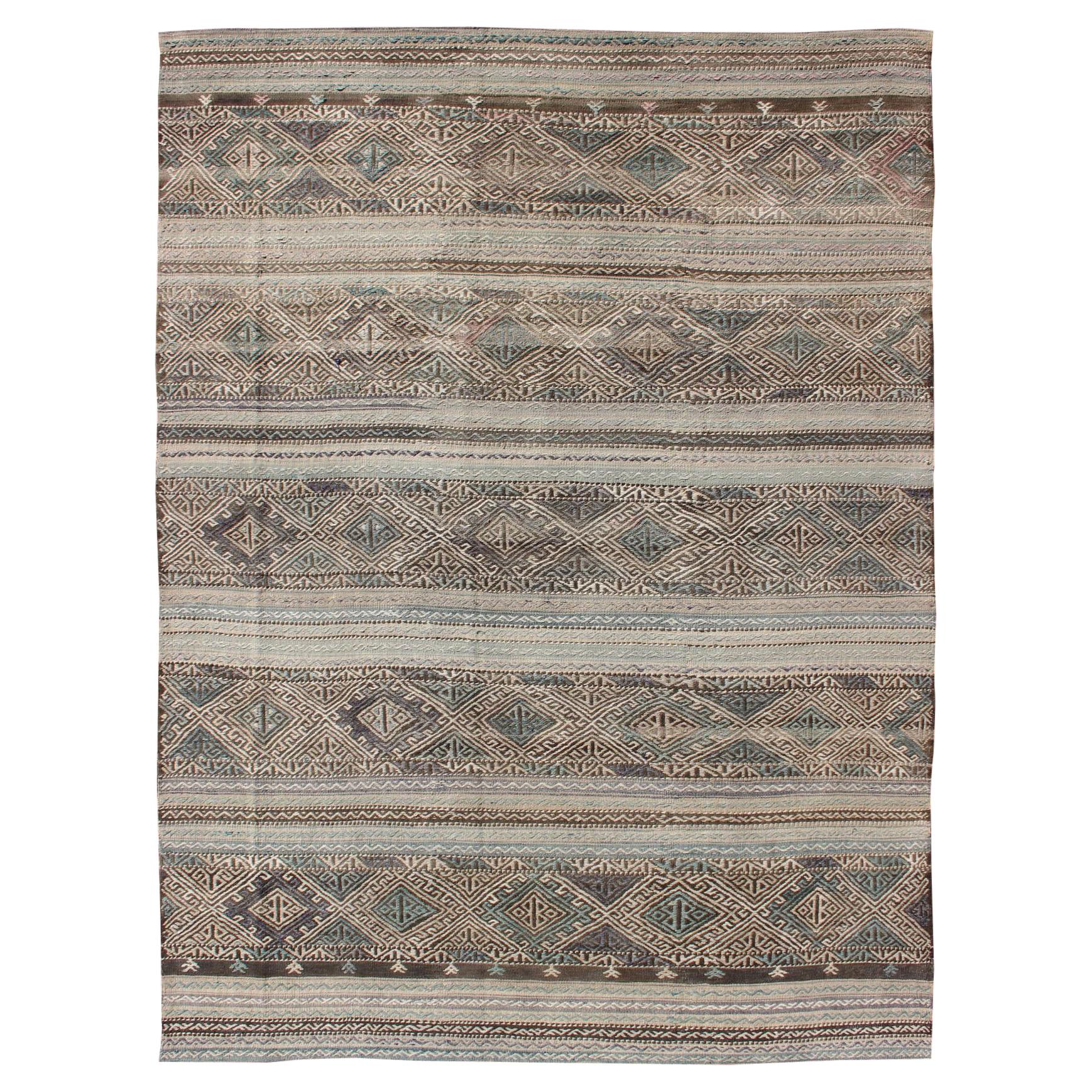 Tapis Kilim à broderies à tissage plat en taupe, vert, sarcelle, bleu et brun