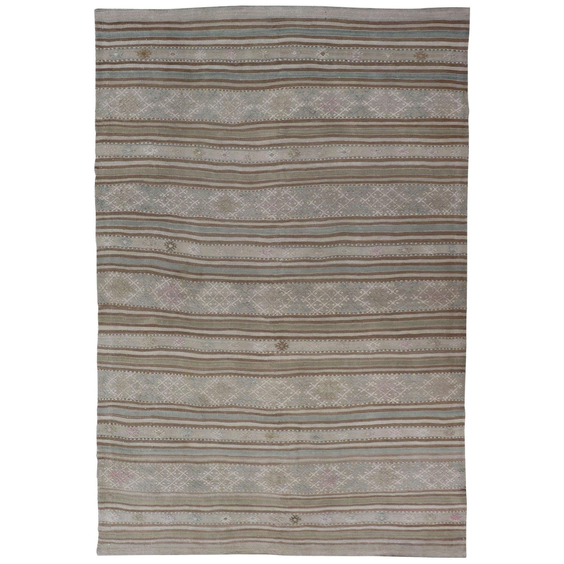 Flachgewebte Stickereien Kelim in Taupe, Grün, Teal, Blau und Braun