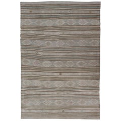 Flachgewebte Stickereien Kelim in Taupe, Grün, Teal, Blau und Braun